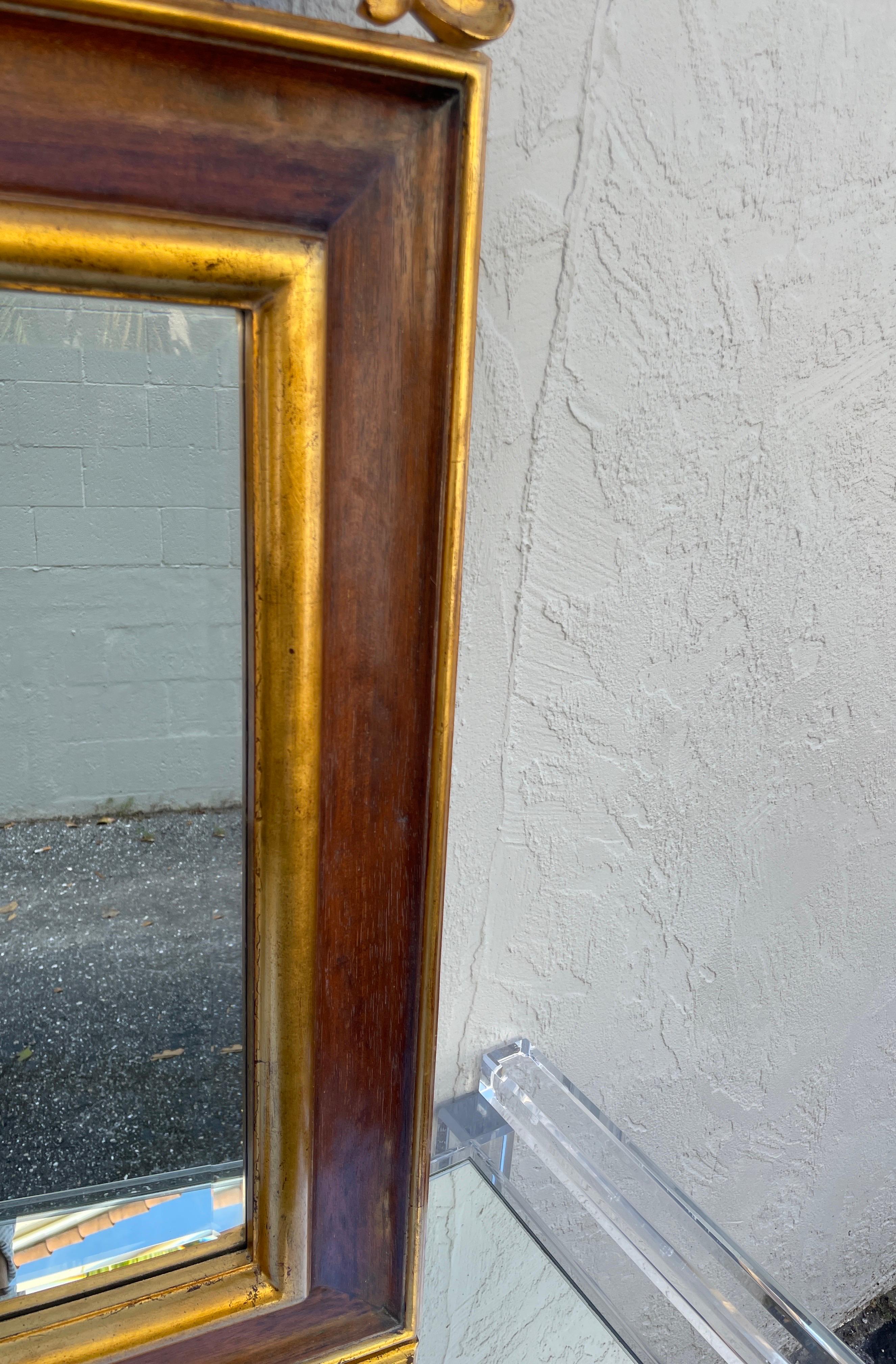 Bois doré Miroir sculpté à la main par Dauphine Mirror Co. en vente