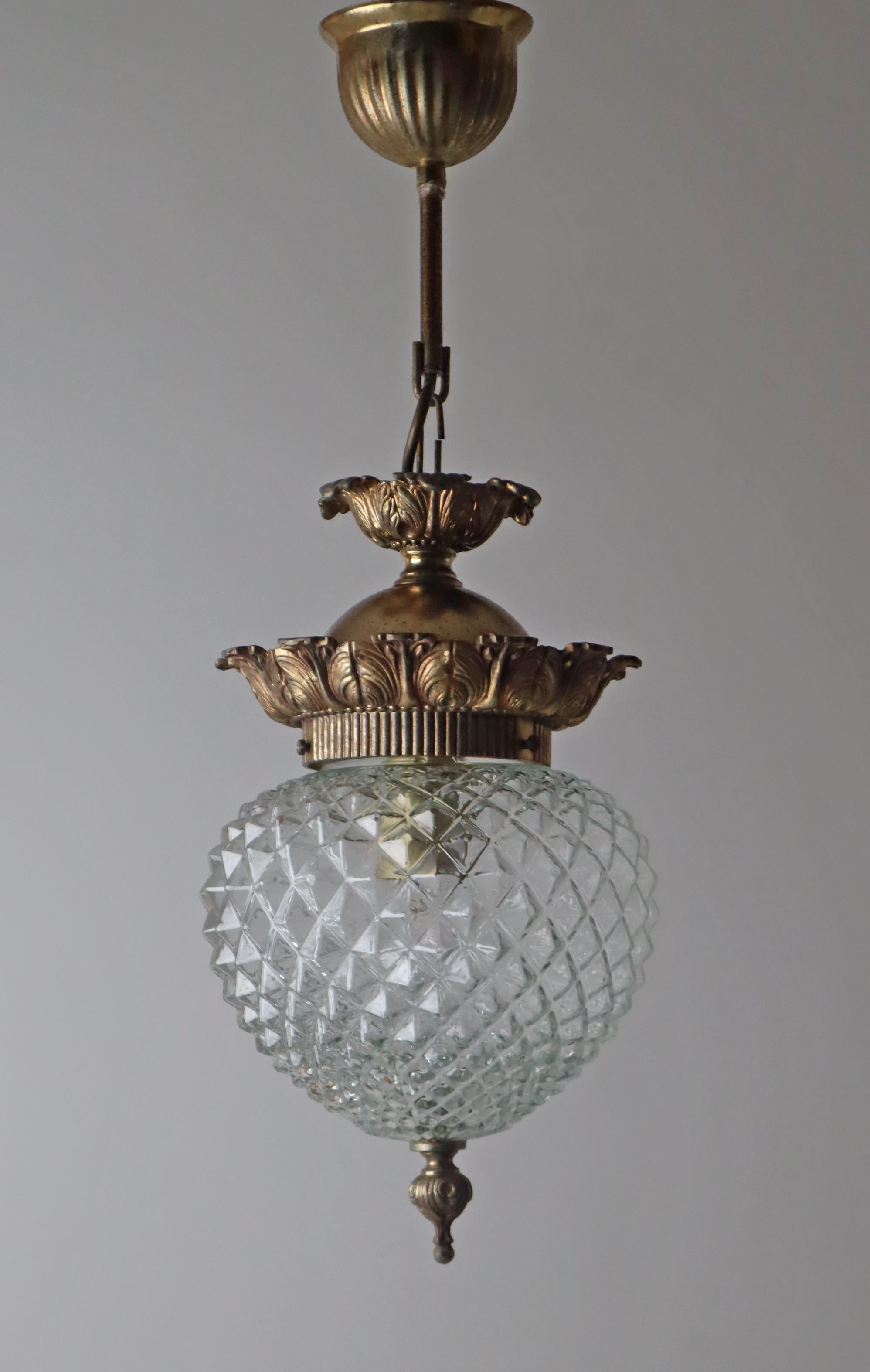 Beautiful gold-plated Hollywood Regency pineapple lantern lamp with authentic patina.
This beautiful lamp is something special and is ideal for a staircase or hallway. The shape is very similar to a pineapple and the light shines through the