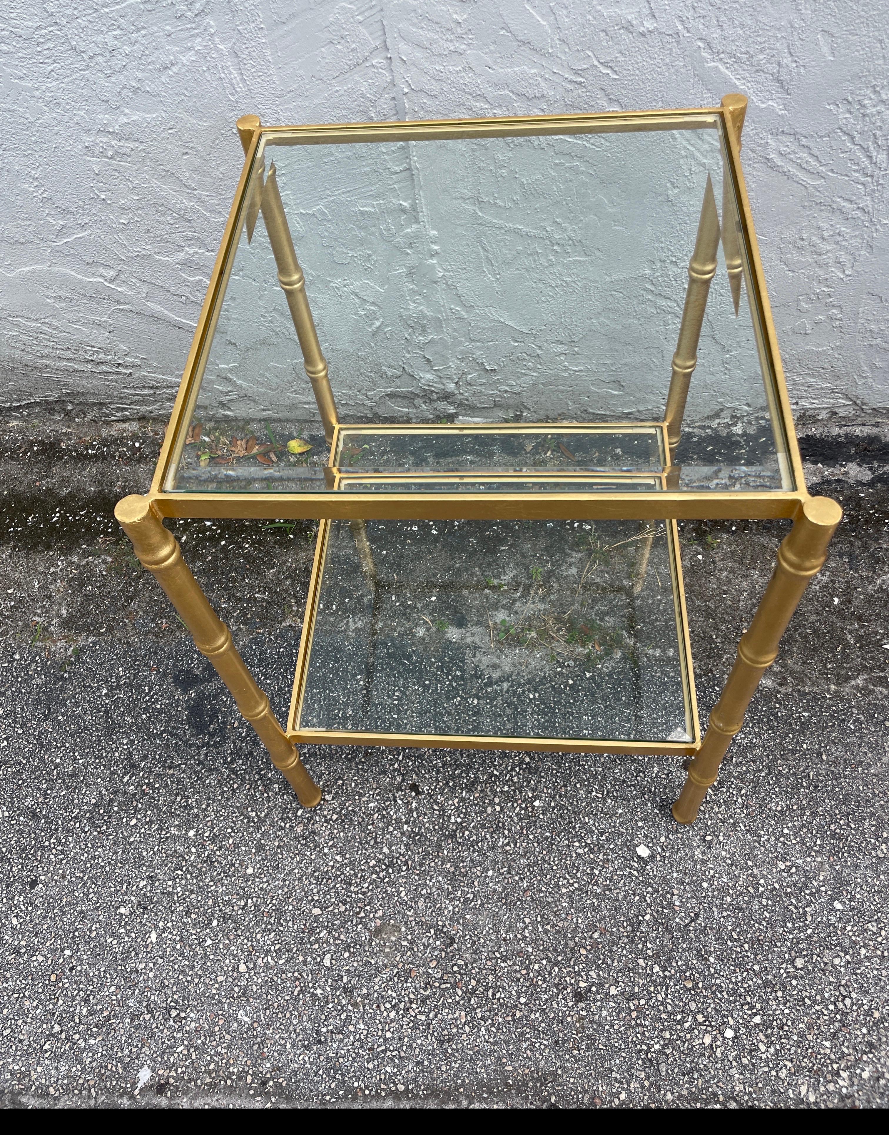 Table d'appoint vintage en faux bambou doré avec deux étagères en verre. Belle taille carrée de 20
