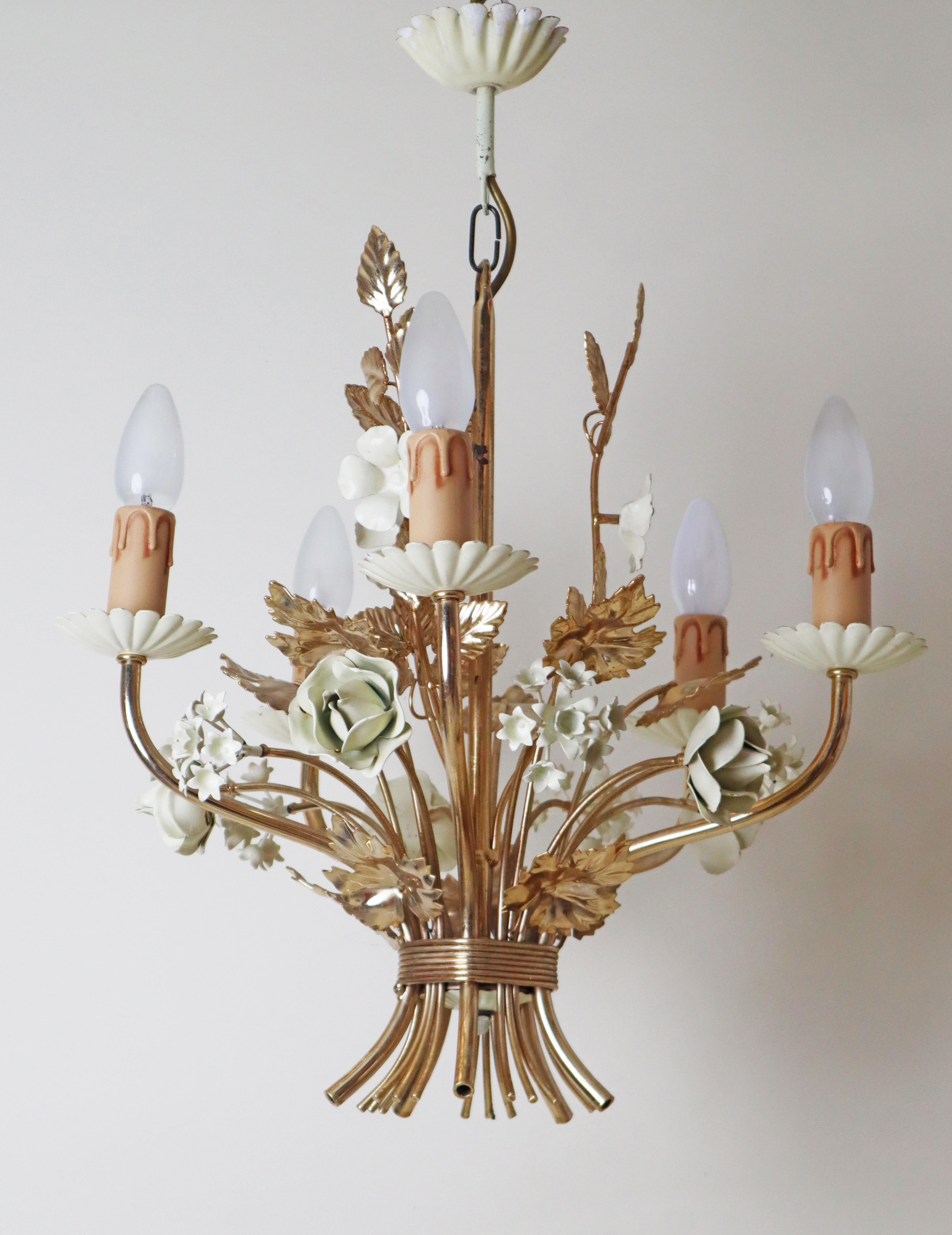 Lustre doré en forme de rose et de campanule d'Hollywood en blanc crème, Italie Circa 1960 en vente 2