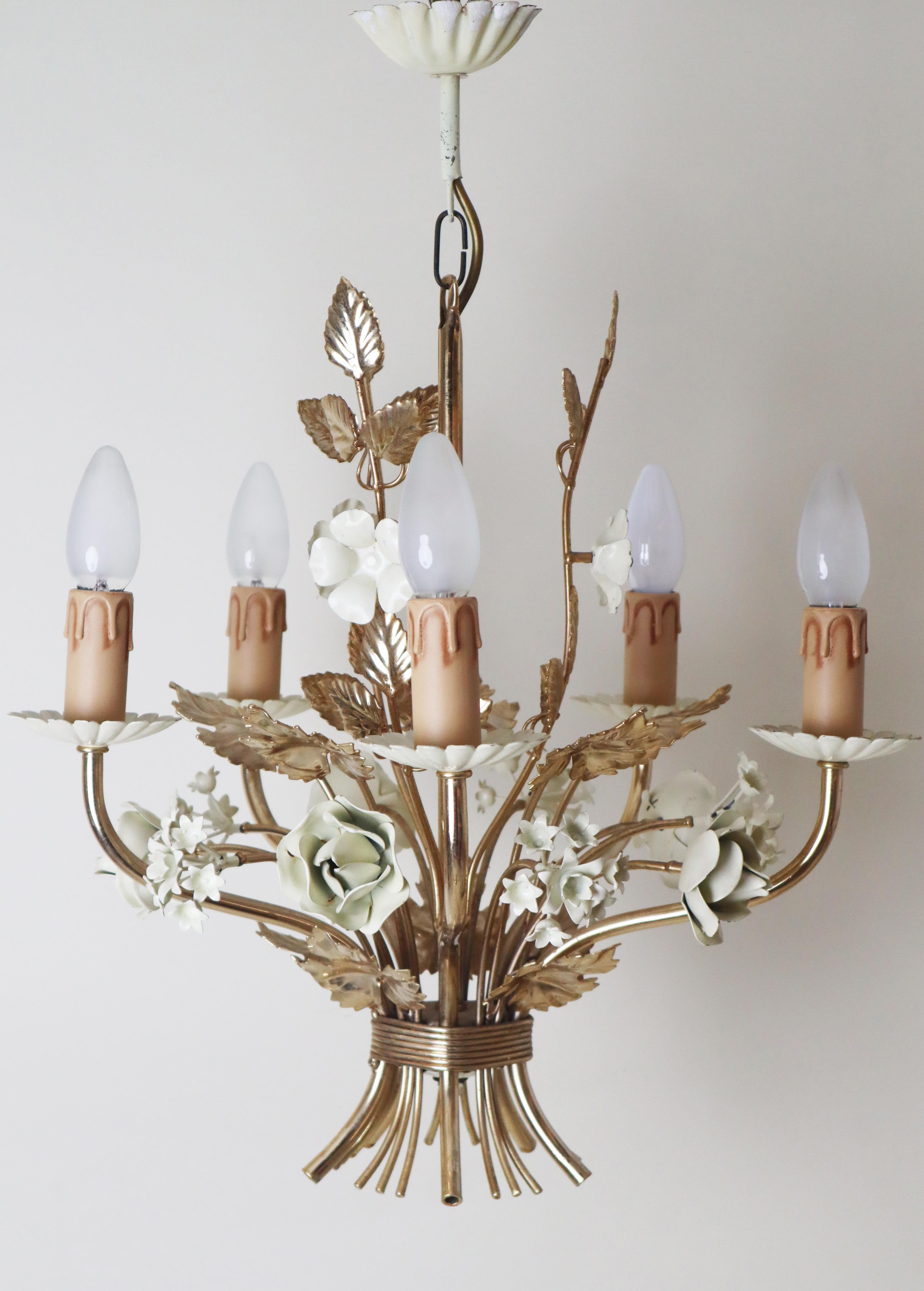 Lustre doré en forme de rose et de campanule d'Hollywood en blanc crème, Italie Circa 1960 en vente 3