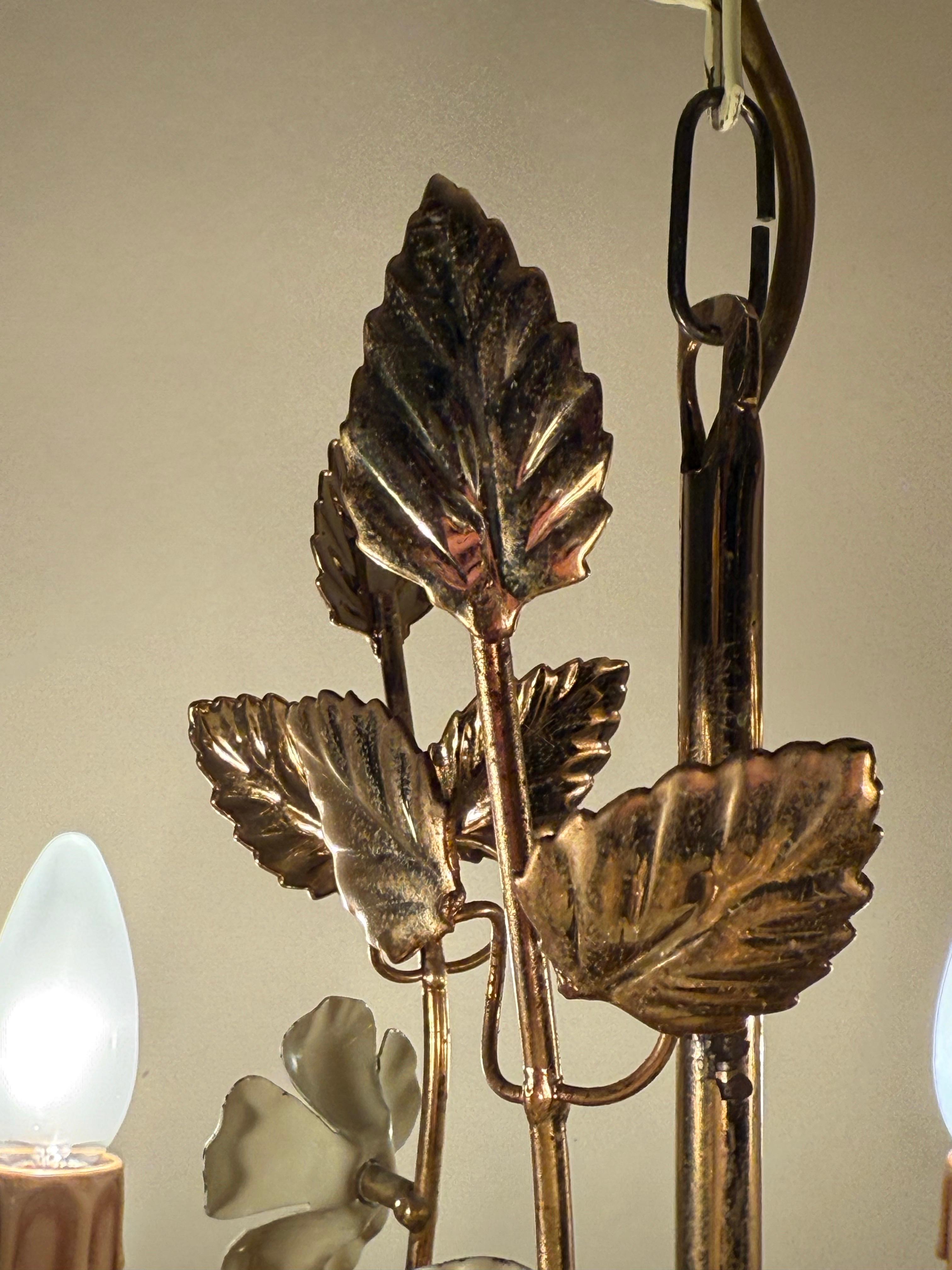 Lustre doré en forme de rose et de campanule d'Hollywood en blanc crème, Italie Circa 1960 en vente 4