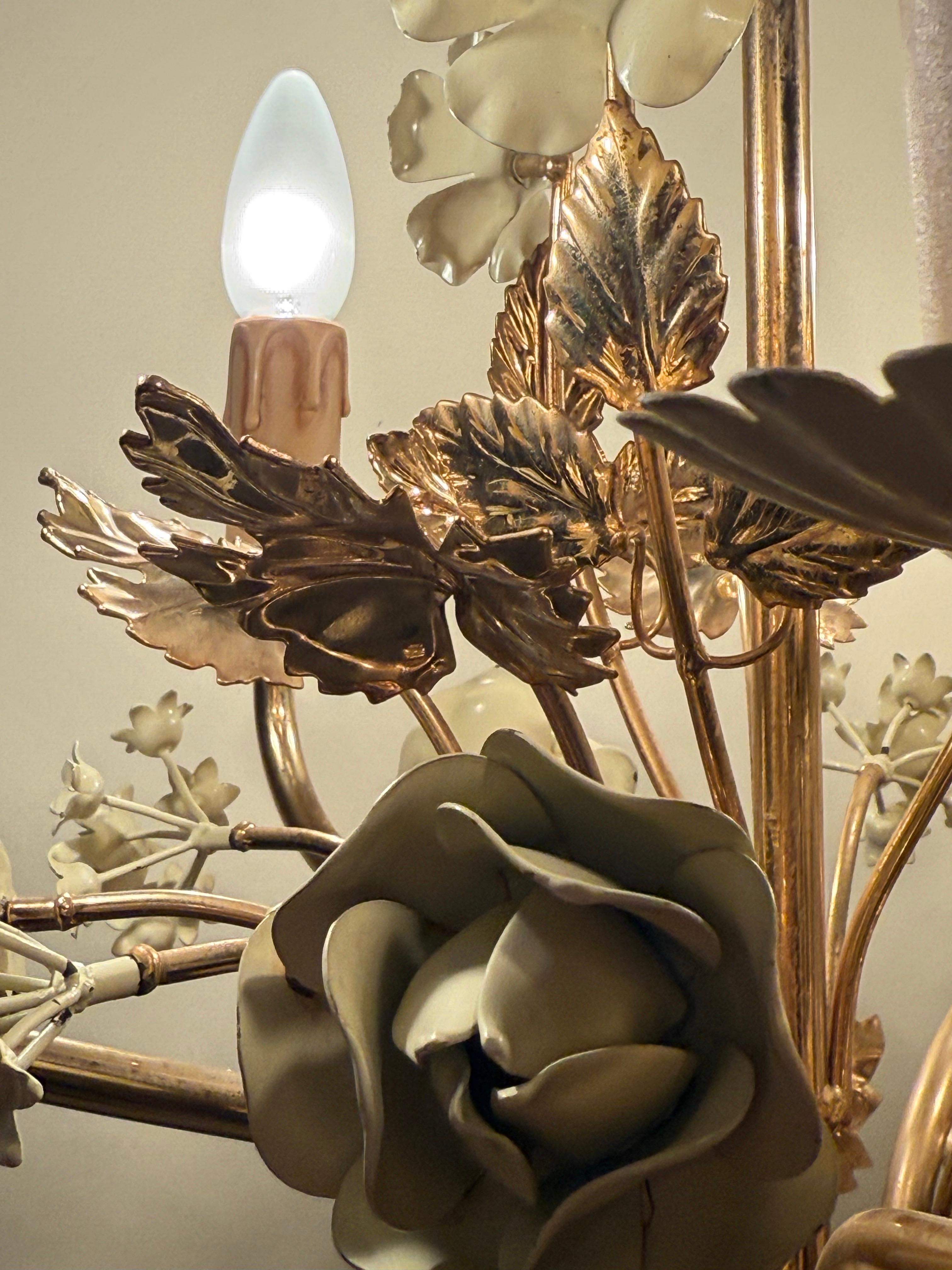 Lustre doré en forme de rose et de campanule d'Hollywood en blanc crème, Italie Circa 1960 en vente 5