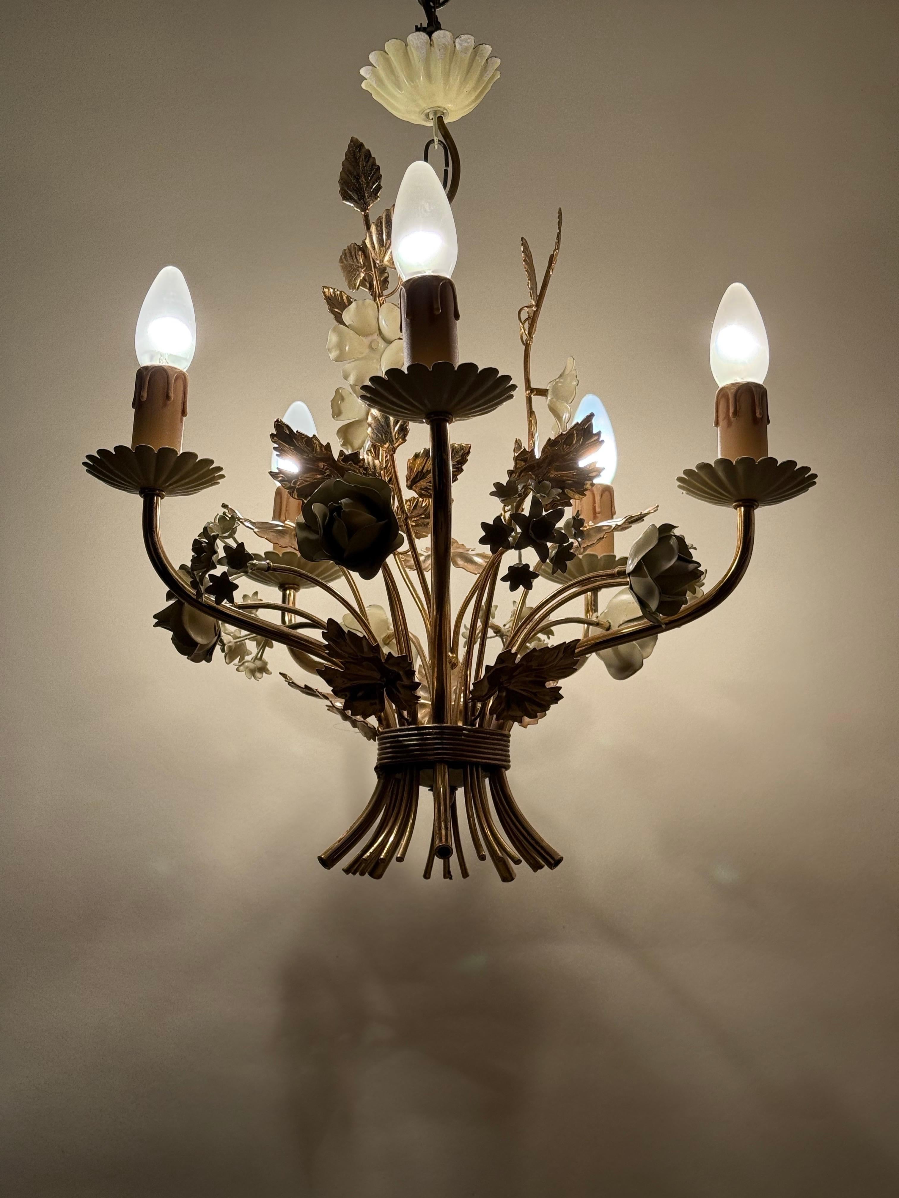 Lustre doré en forme de rose et de campanule d'Hollywood en blanc crème, Italie Circa 1960 en vente 6