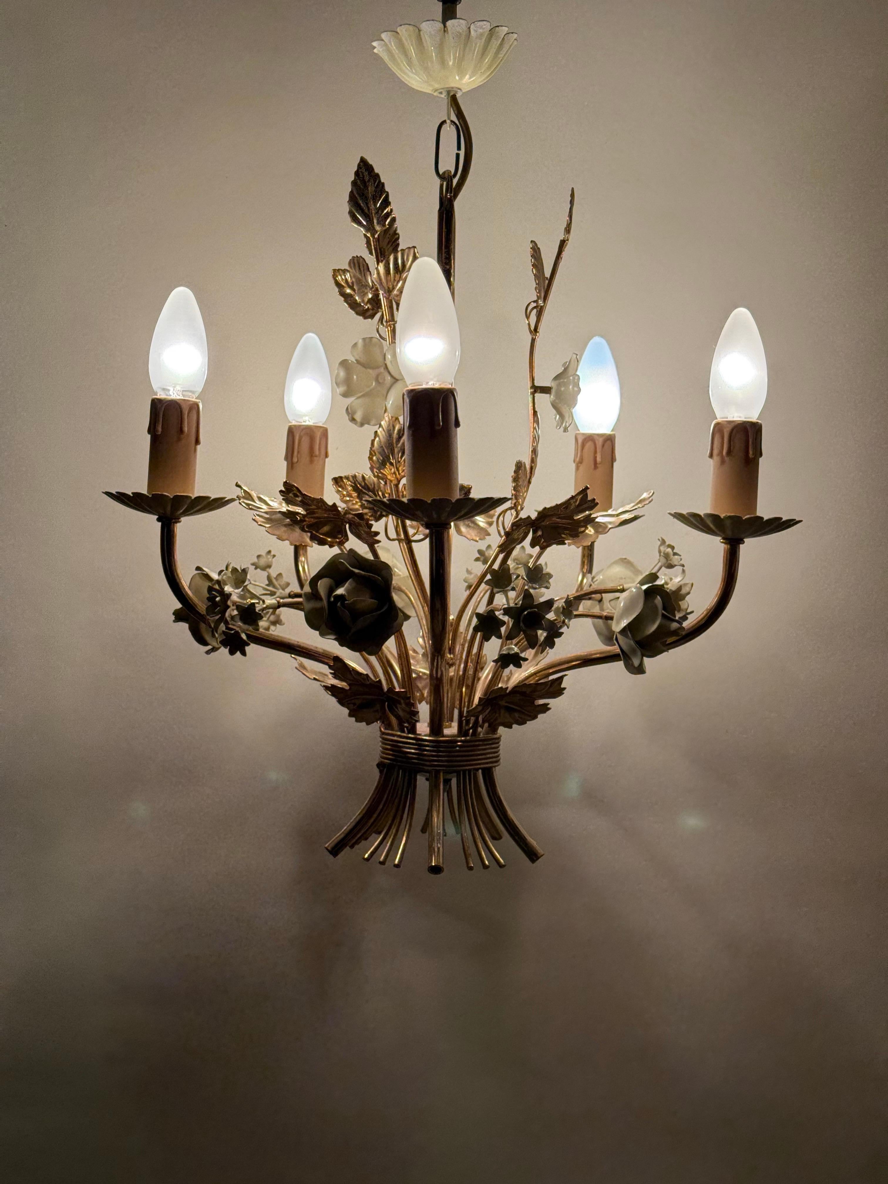 Lustre doré en forme de rose et de campanule d'Hollywood en blanc crème, Italie Circa 1960 en vente 7