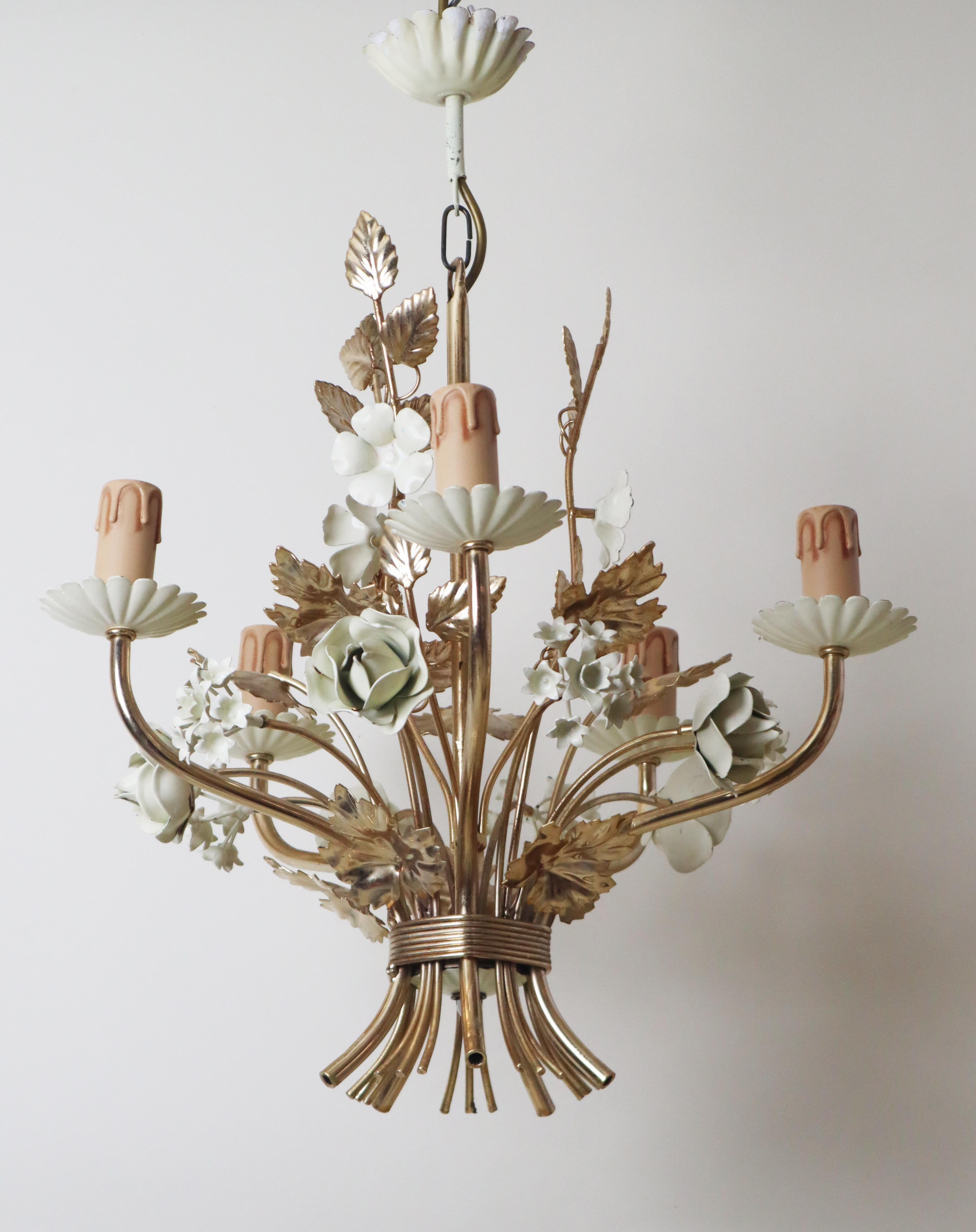 Ce magnifique lustre italien est vraiment spécial, orné d'un superbe bouquet de roses et de campanules, ce qui en fait une antiquité intemporelle qui ne manquera pas de vous réjouir. Jetez un coup d'œil aux roses et aux campanules travaillées de