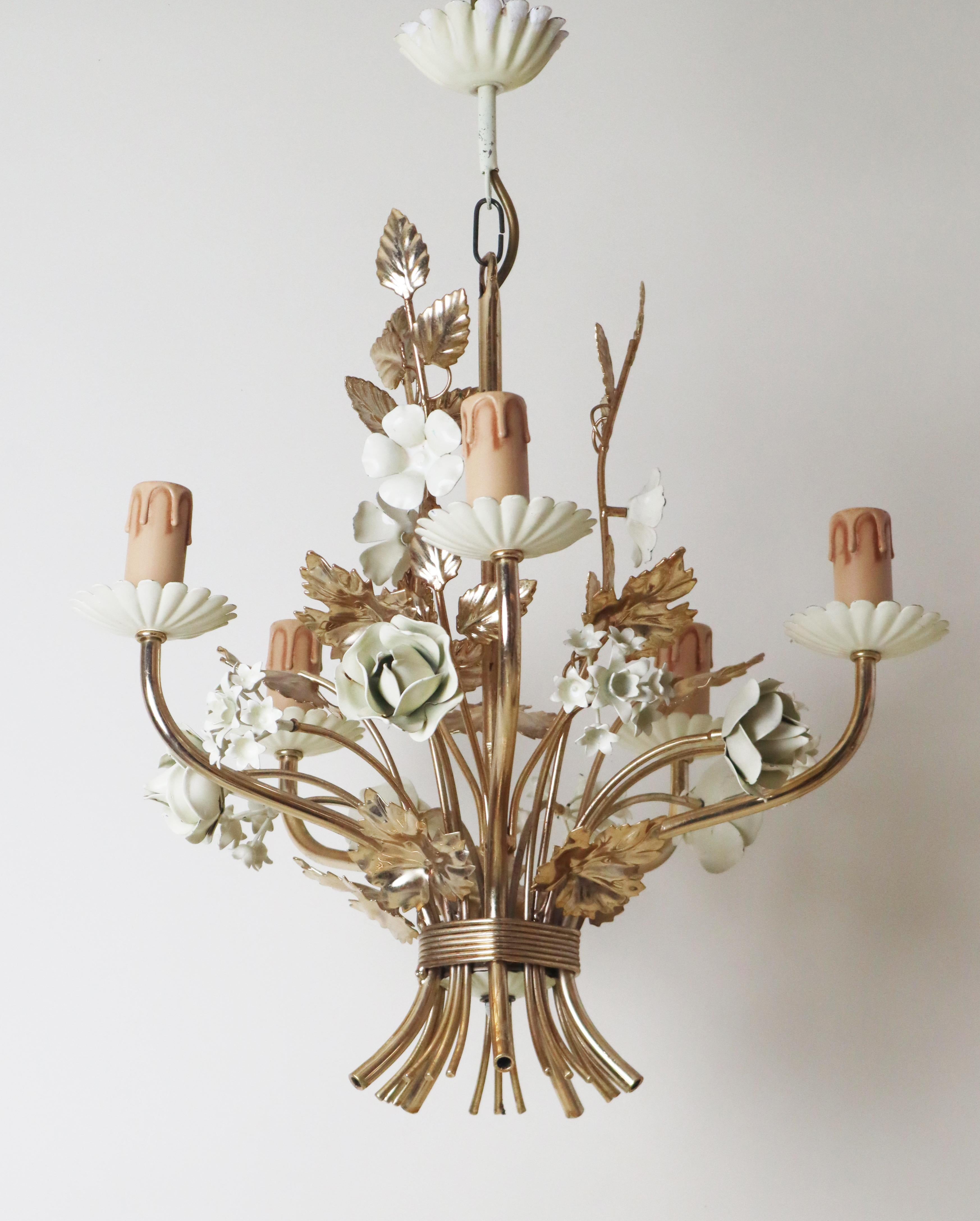 Hollywood Regency Lustre doré en forme de rose et de campanule d'Hollywood en blanc crème, Italie Circa 1960 en vente