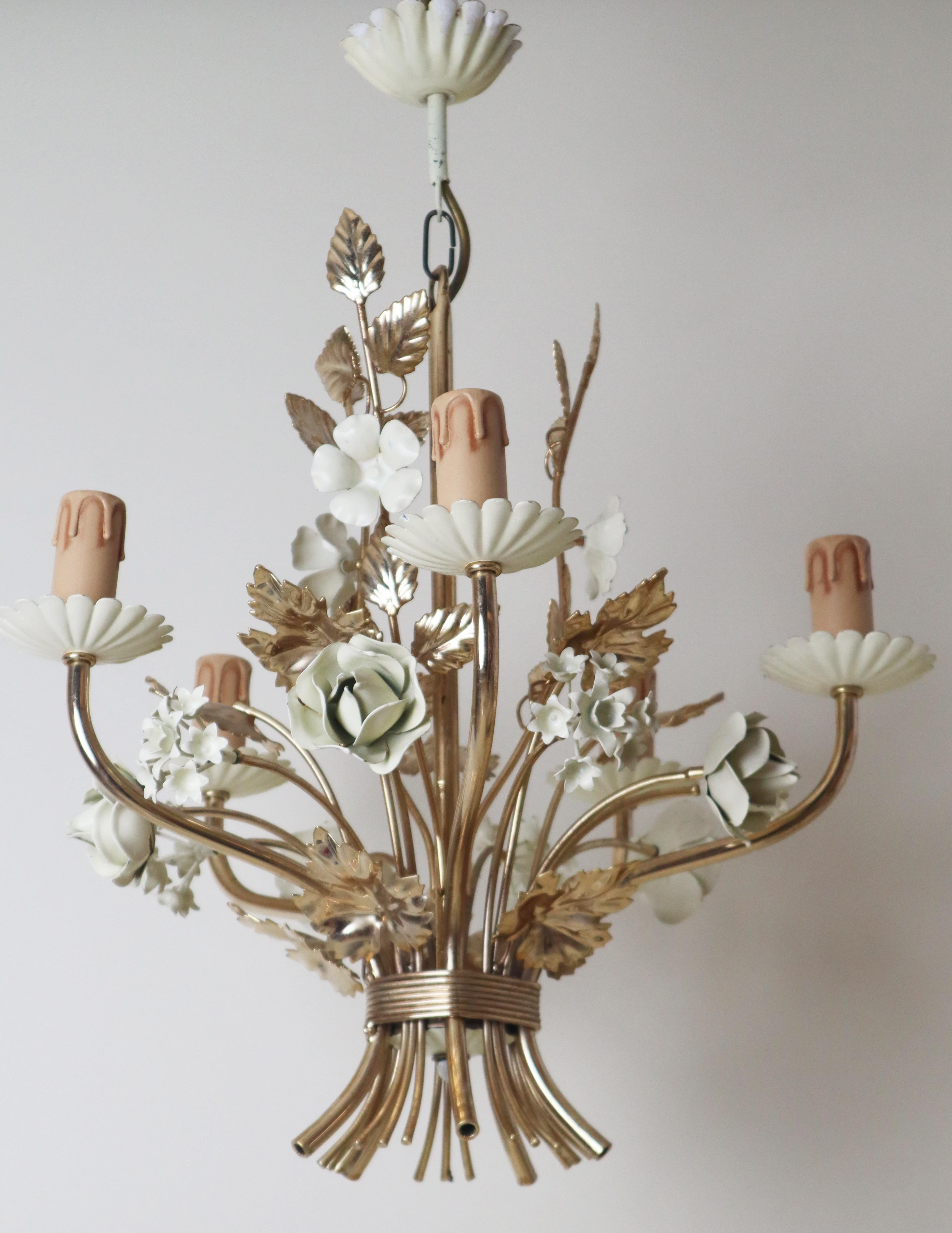 italien Lustre doré en forme de rose et de campanule d'Hollywood en blanc crème, Italie Circa 1960 en vente