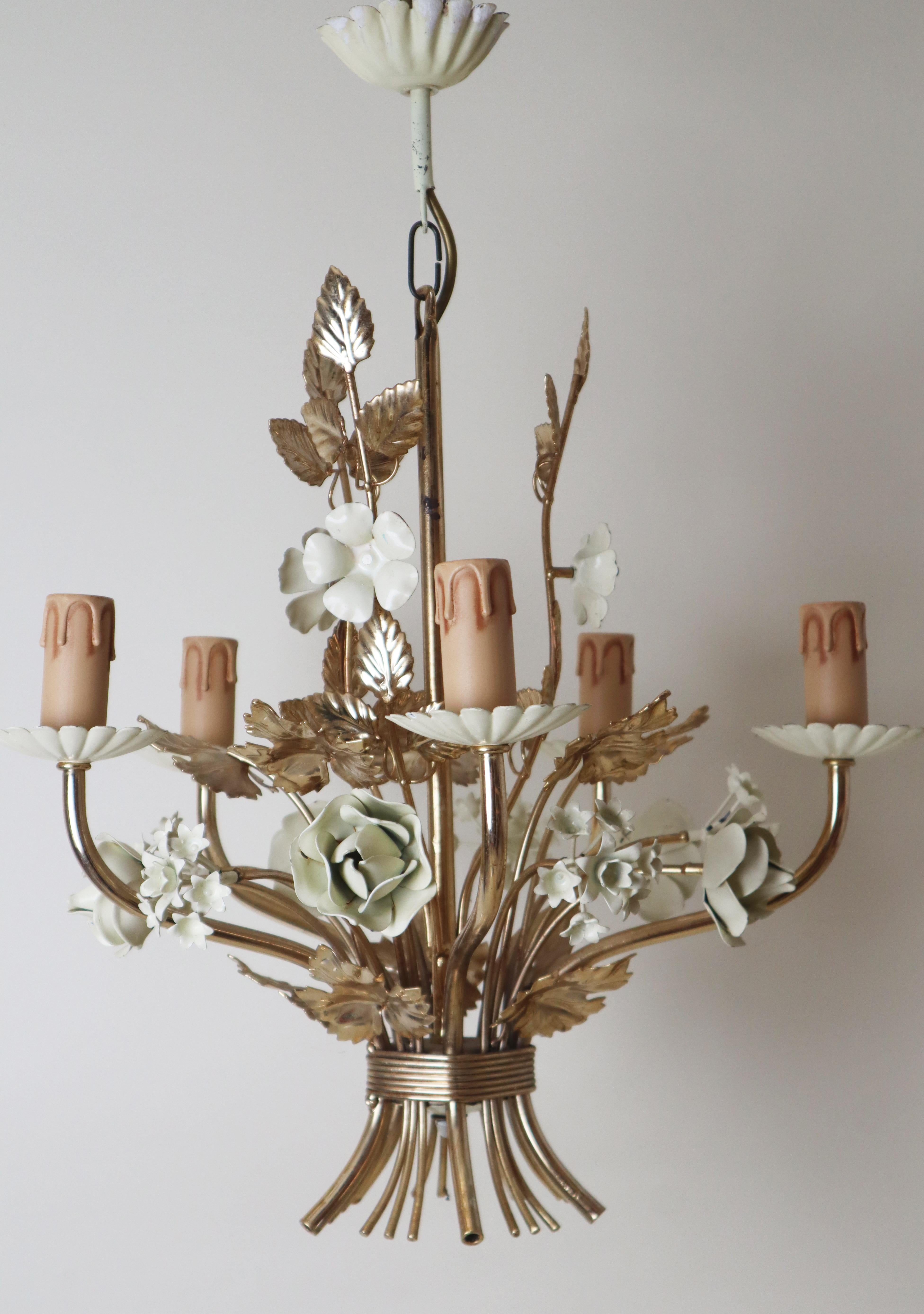 Fait main Lustre doré en forme de rose et de campanule d'Hollywood en blanc crème, Italie Circa 1960 en vente