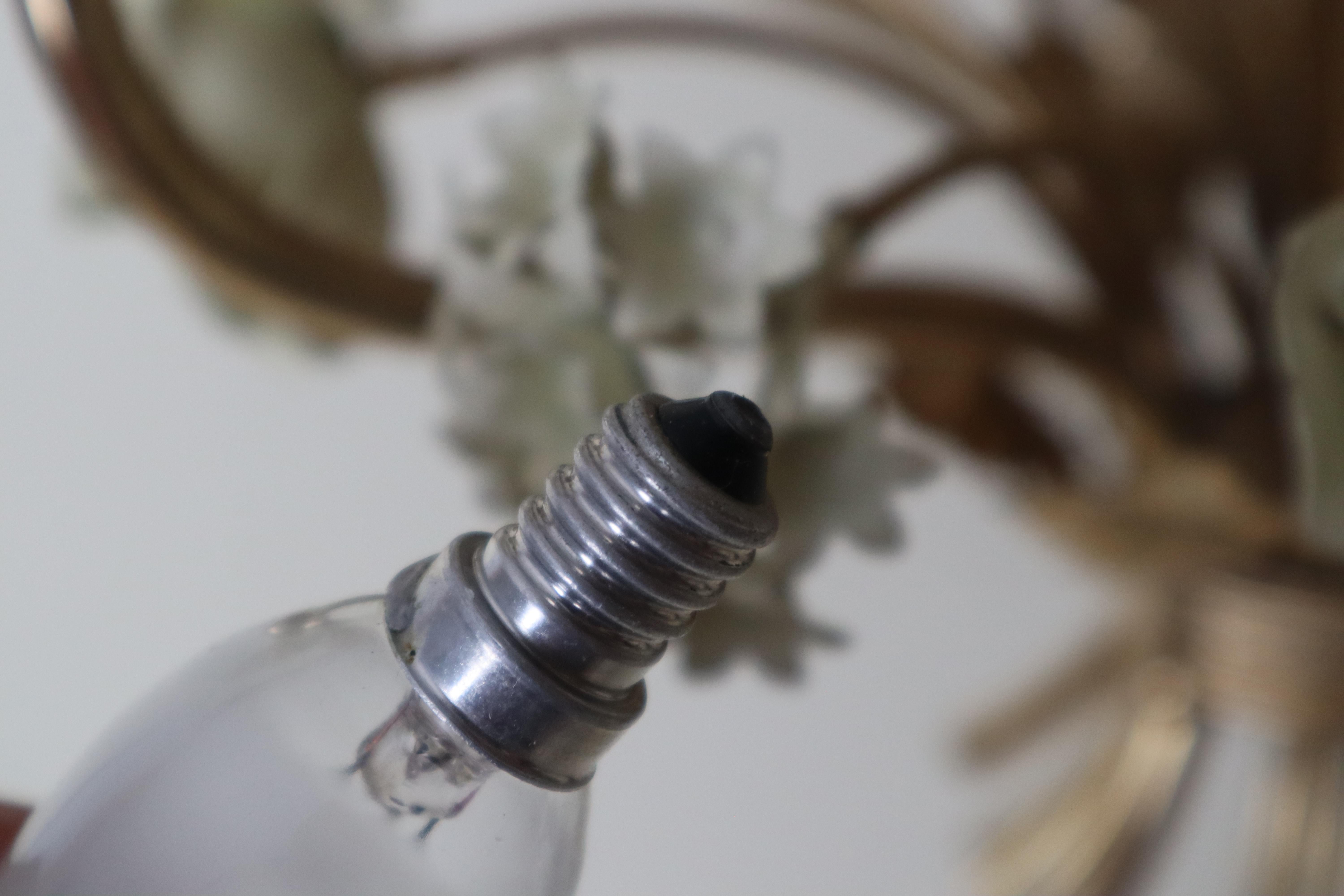 Lustre doré en forme de rose et de campanule d'Hollywood en blanc crème, Italie Circa 1960 Bon état - En vente à Hannover, DE