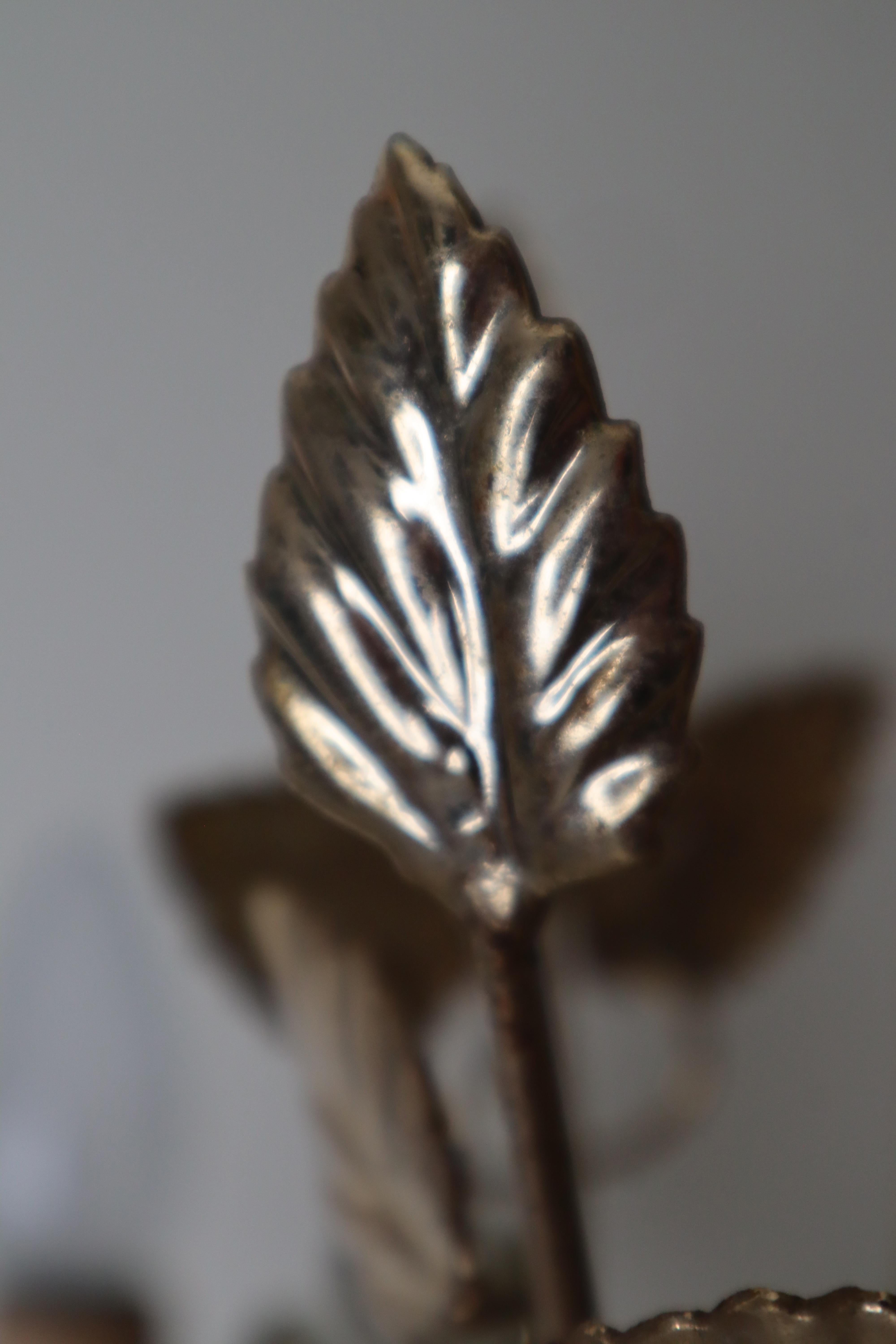 Milieu du XXe siècle Lustre doré en forme de rose et de campanule d'Hollywood en blanc crème, Italie Circa 1960 en vente