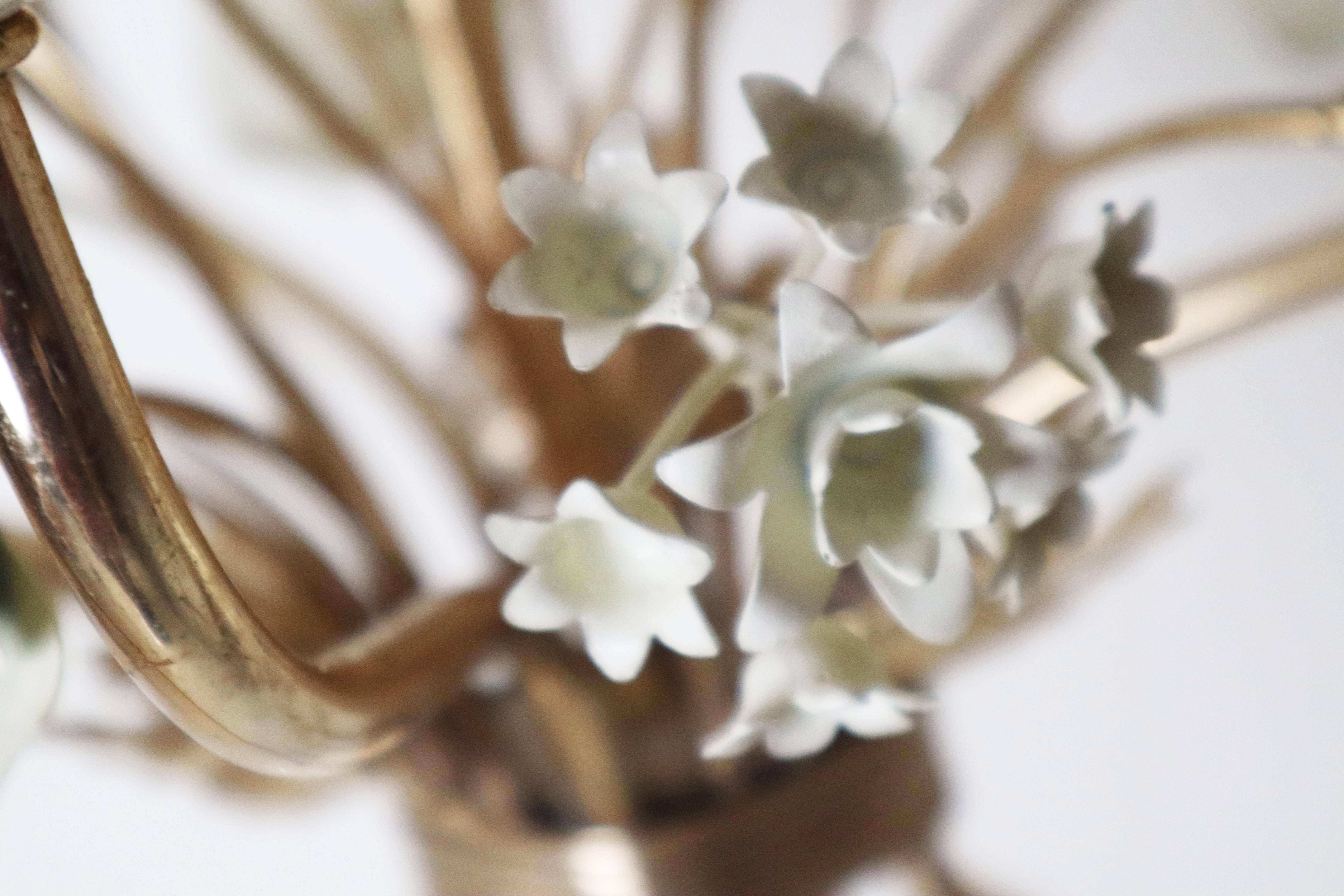 Plaqué or Lustre doré en forme de rose et de campanule d'Hollywood en blanc crème, Italie Circa 1960 en vente