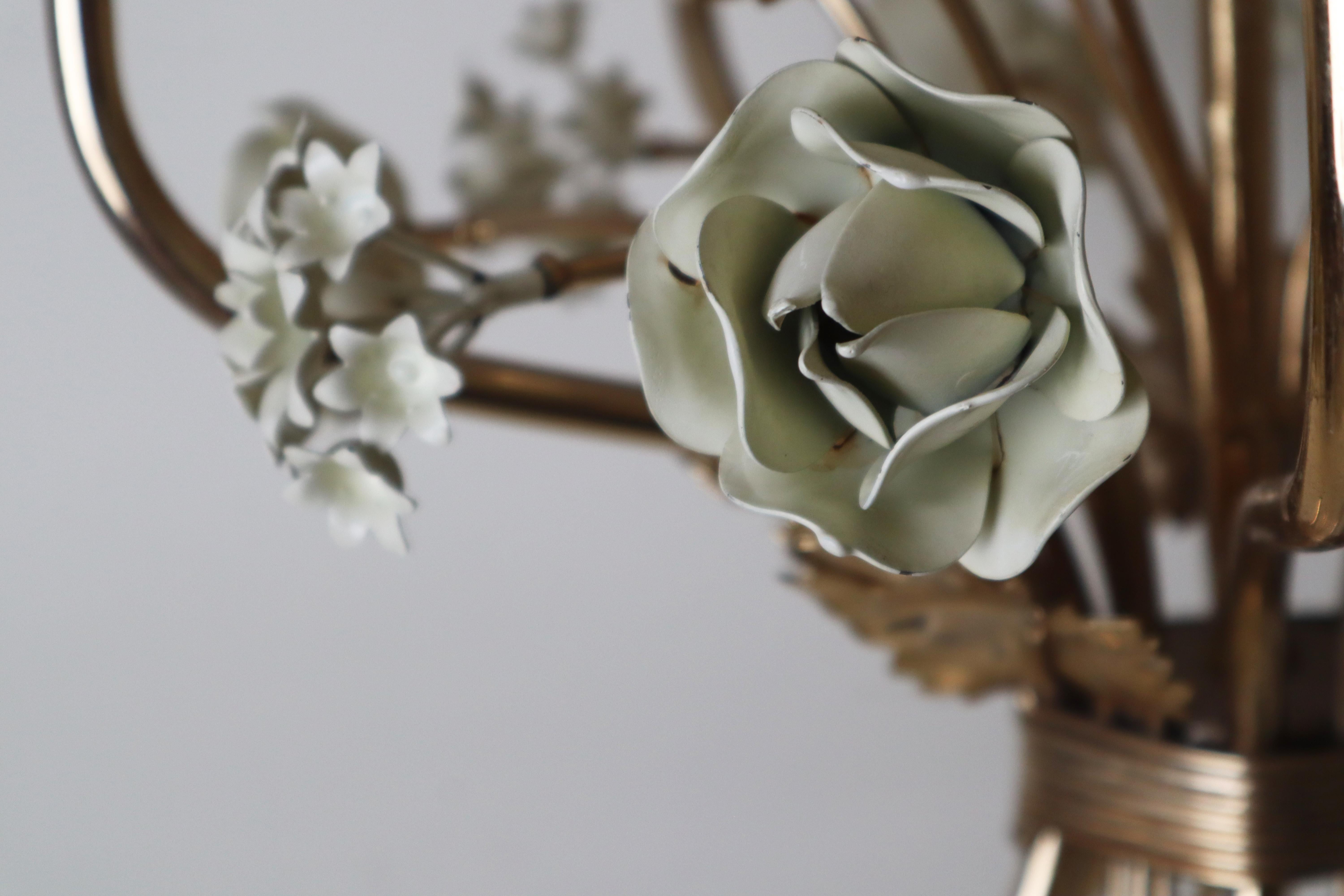 Lustre doré en forme de rose et de campanule d'Hollywood en blanc crème, Italie Circa 1960 en vente 1