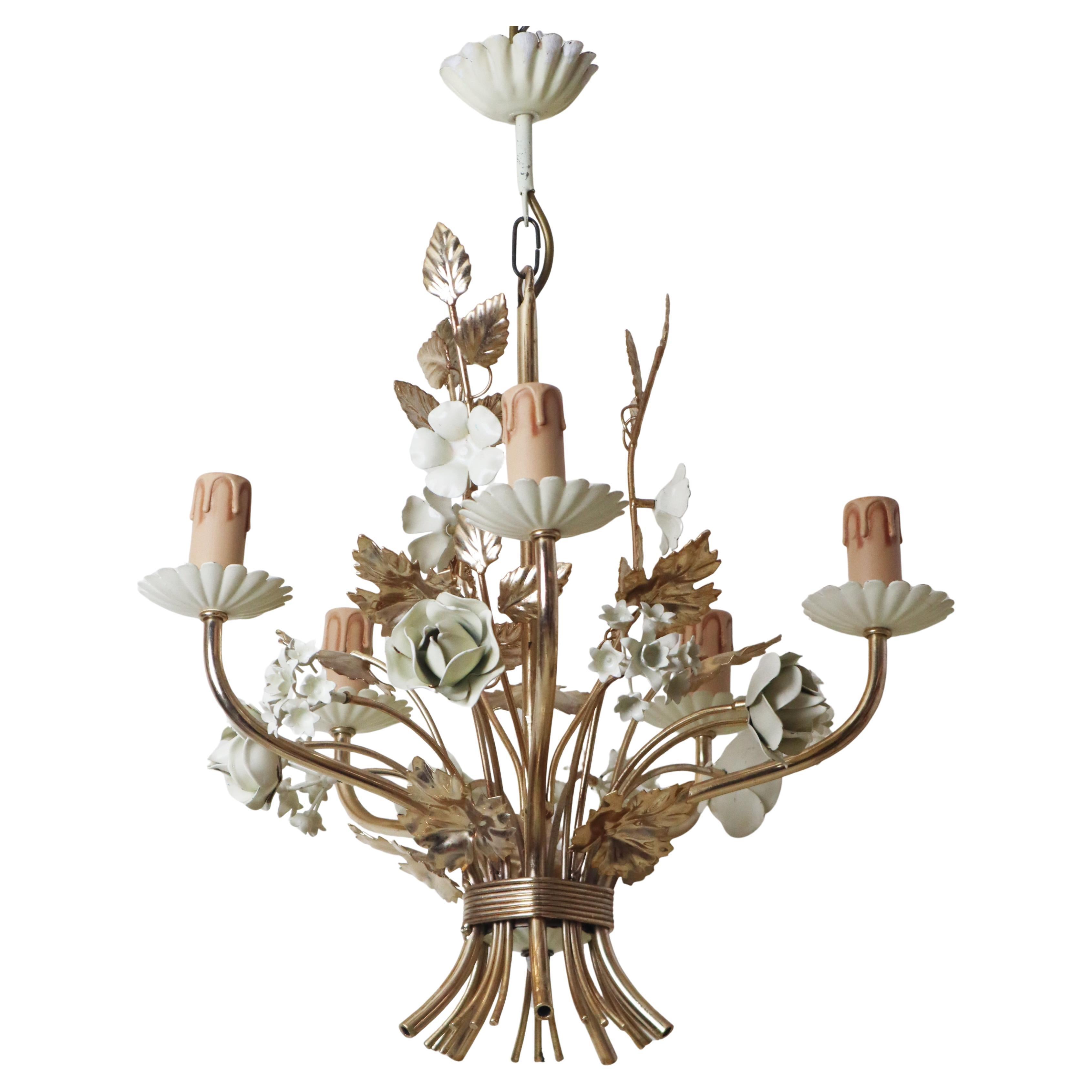 Lustre doré en forme de rose et de campanule d
Hollywood en blanc crème, Italie Circa 1960