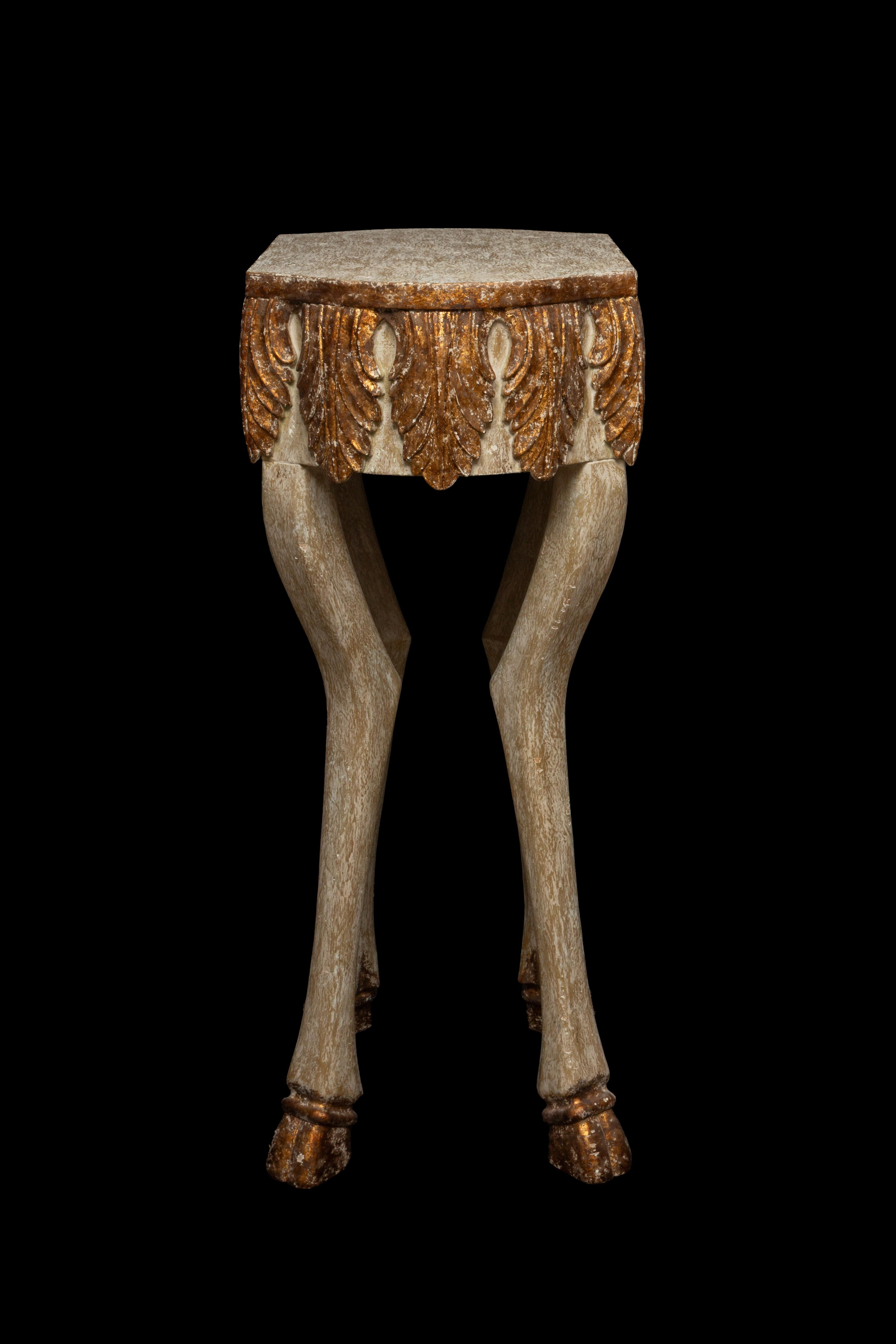 Tavolino con gambe dorate 