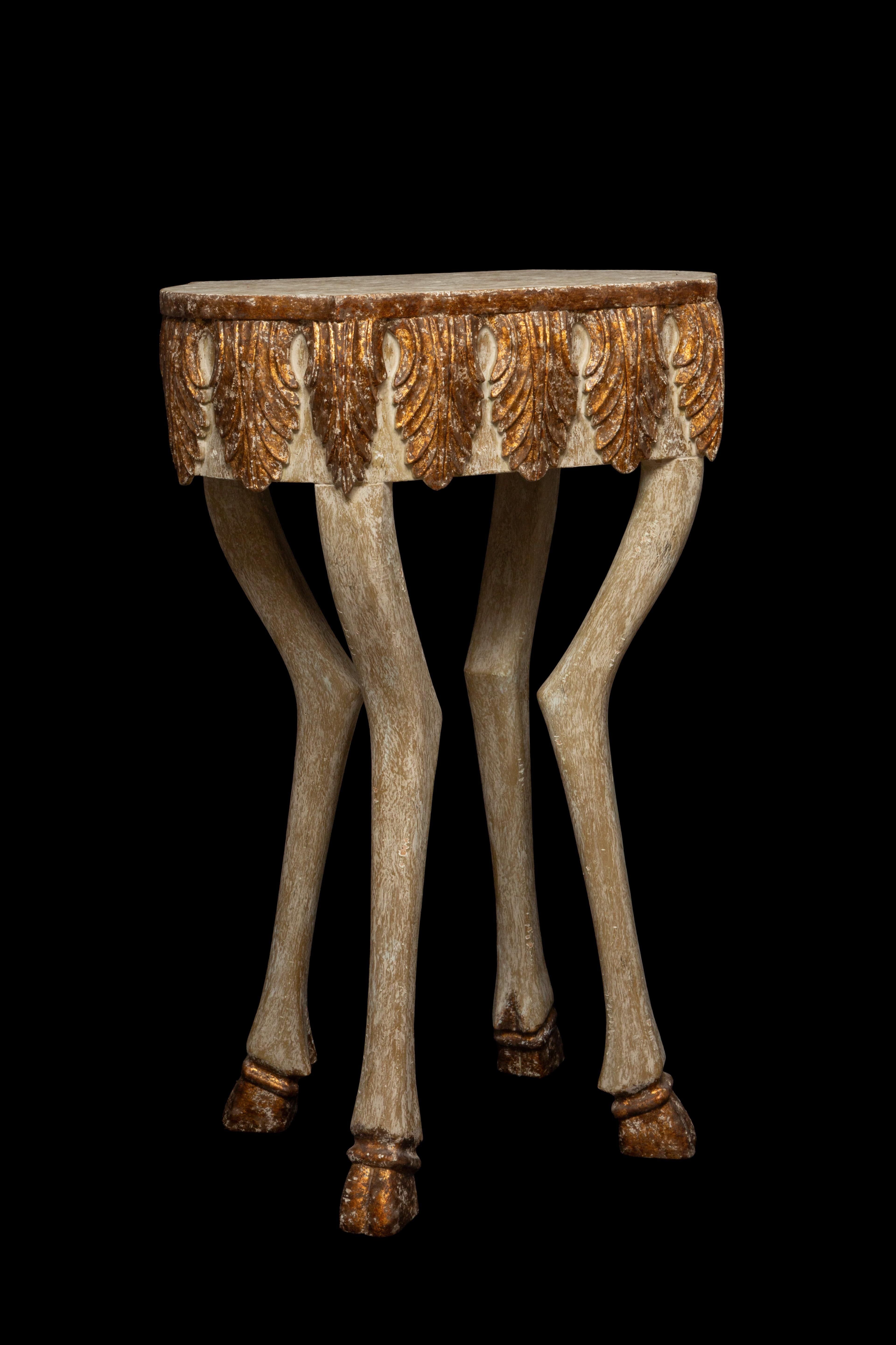 Legno Tavolino con gambe dorate 