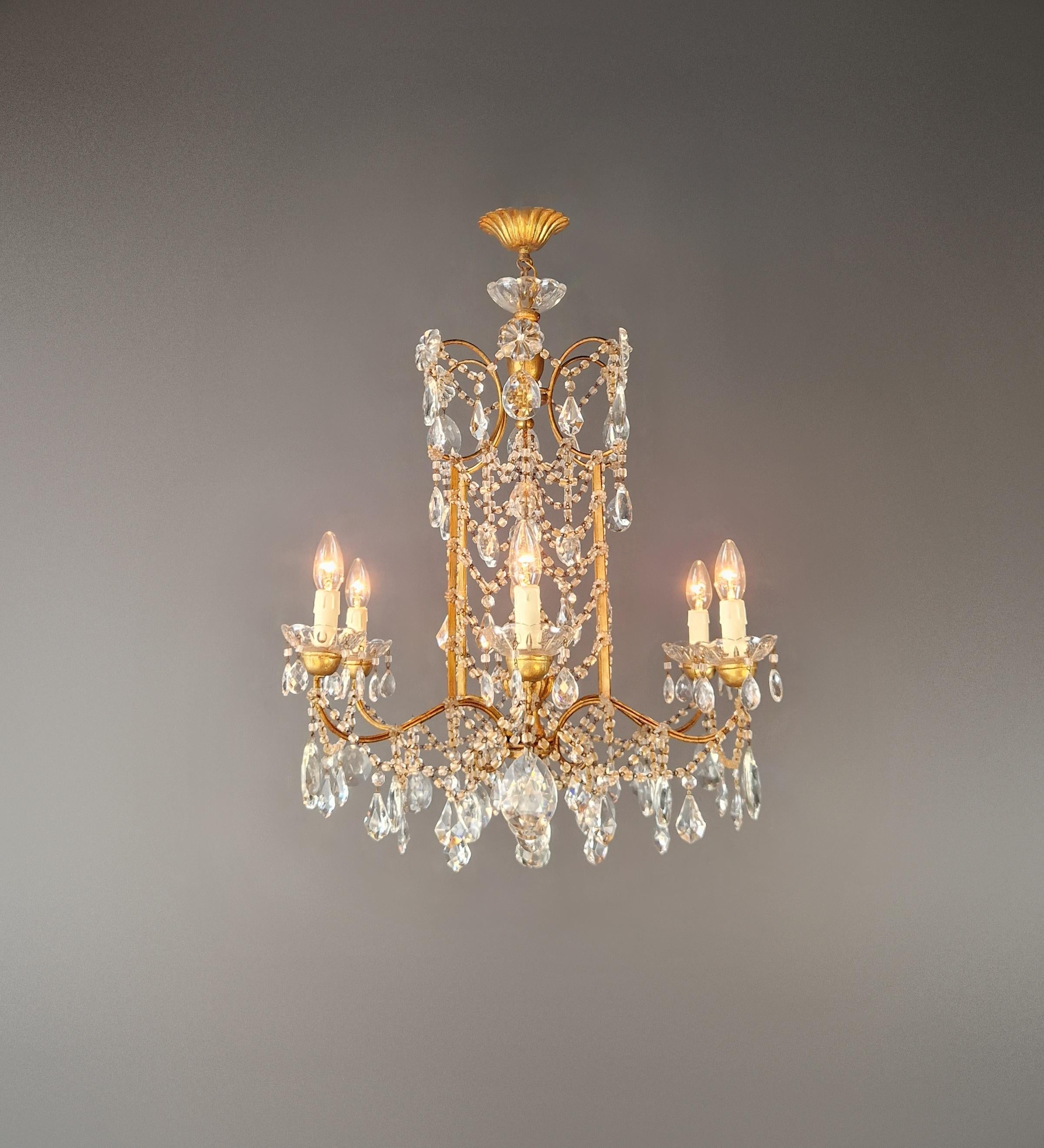 Lampadario in ferro dorato e cristallo restaurato in stile Luigi XVI italiano, circa 1910

Un lampadario splendidamente restaurato risalente al 1910 circa, realizzato nel raffinato stile italiano Luigi XVI / Neoclassico.

La struttura, realizzata in