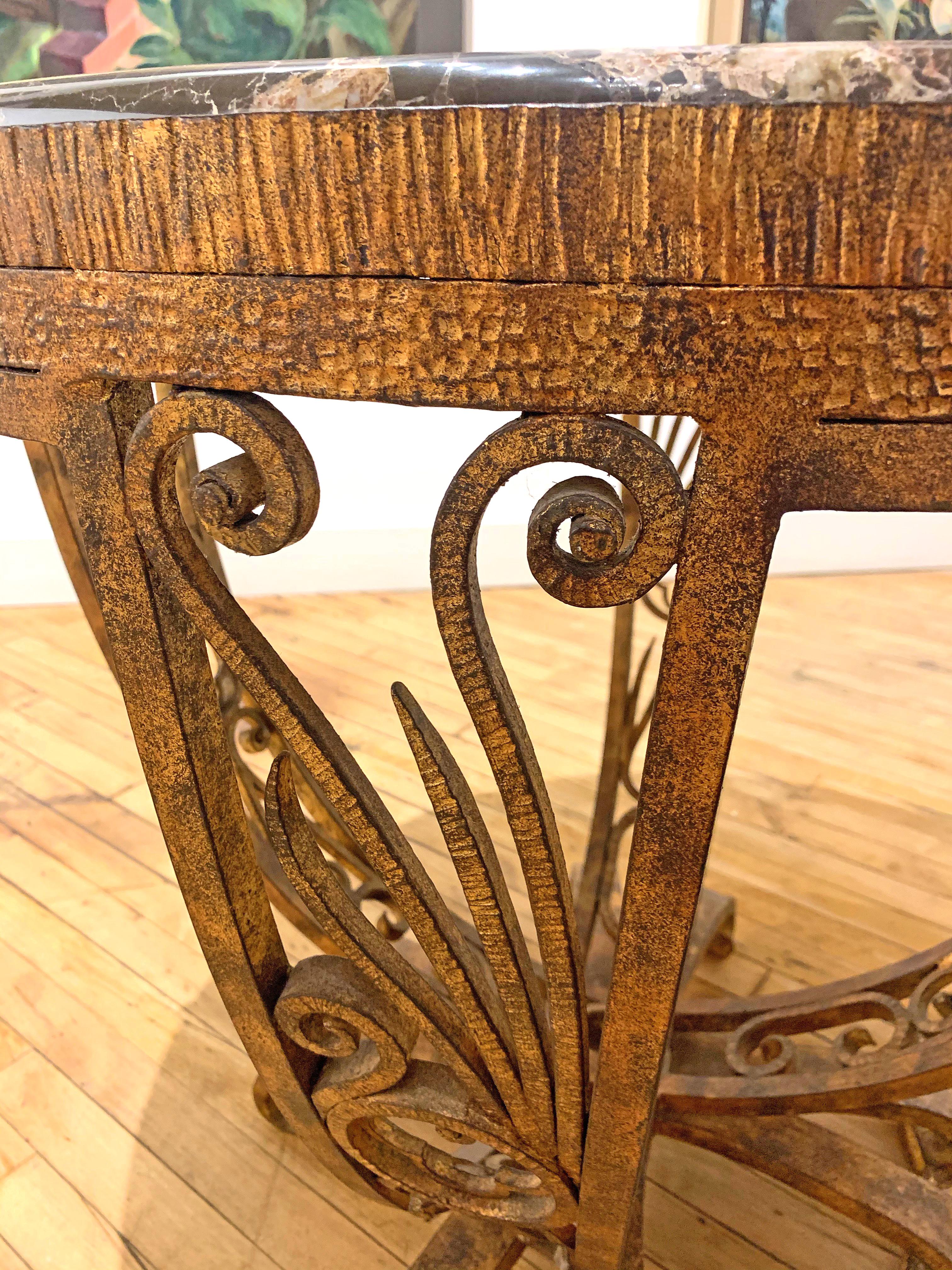 Runder Tisch aus vergoldetem Eisen und Marmor, Art-Déco-Revival, Trommelform aus Timpani (Art déco) im Angebot