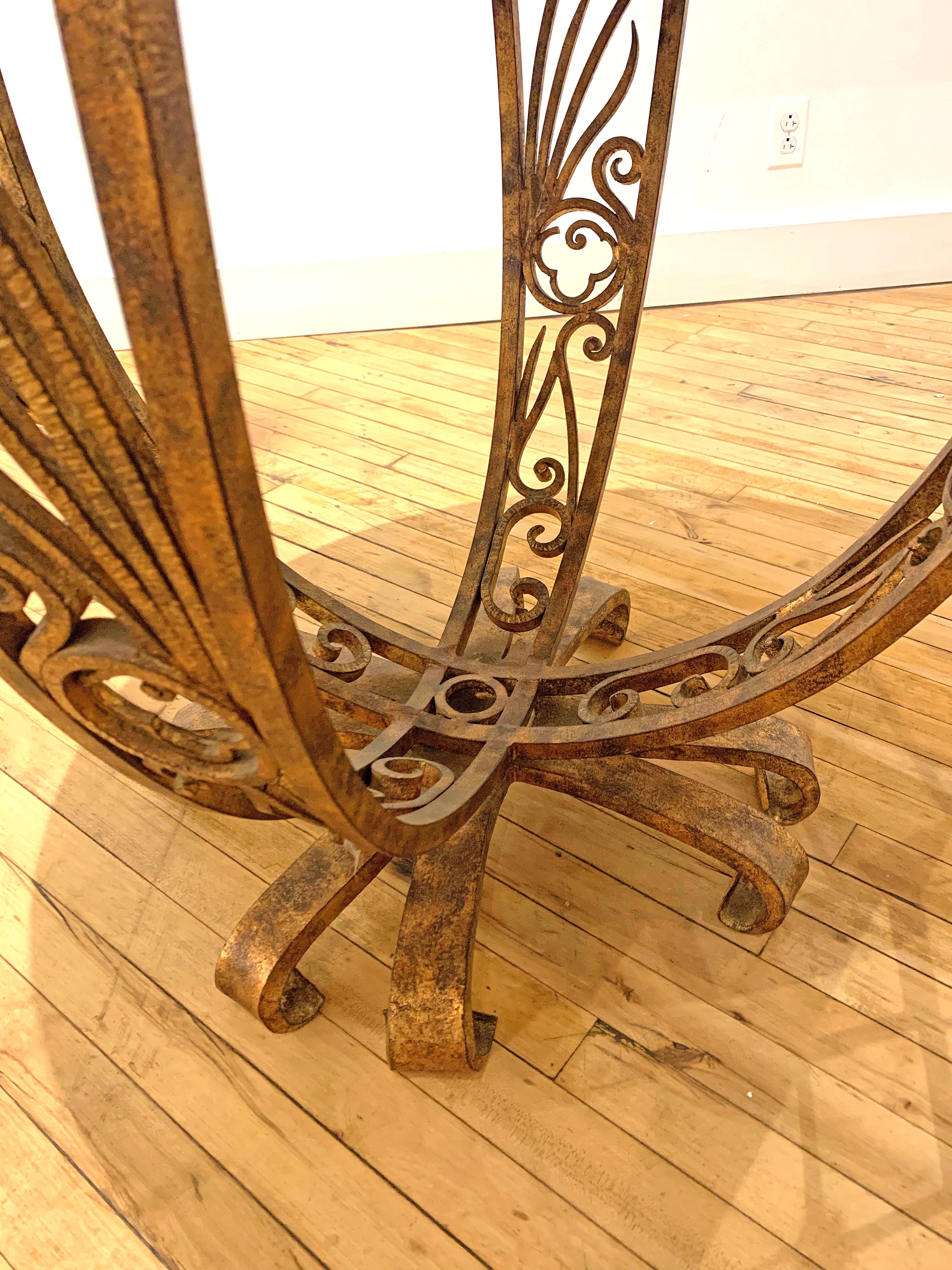 Runder Tisch aus vergoldetem Eisen und Marmor, Art-Déco-Revival, Trommelform aus Timpani (amerikanisch) im Angebot