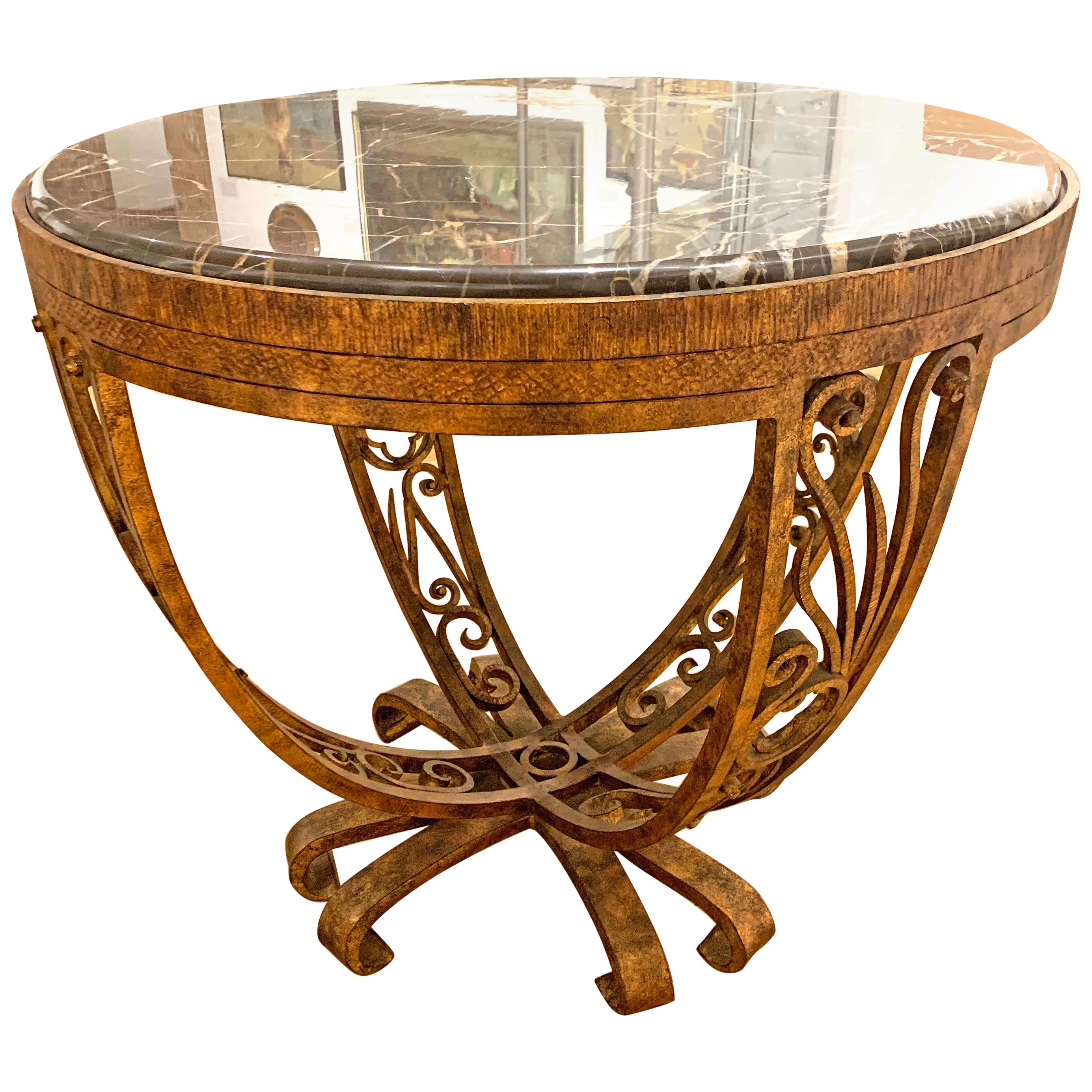Runder Tisch aus vergoldetem Eisen und Marmor, Art-Déco-Revival, Trommelform aus Timpani