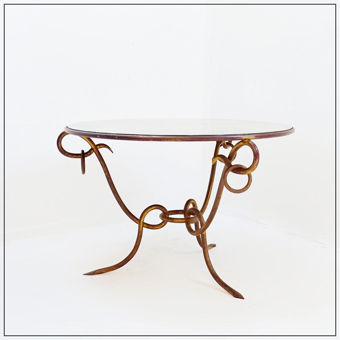 Art Deco Coffee Table - French desinger
This coffee table was designed by René Drouet in the 1940s and 1950s. The base is made of gilded wrought iron, and the table top is made of eglomisé glass. It is in good original condition. .
Materials :
