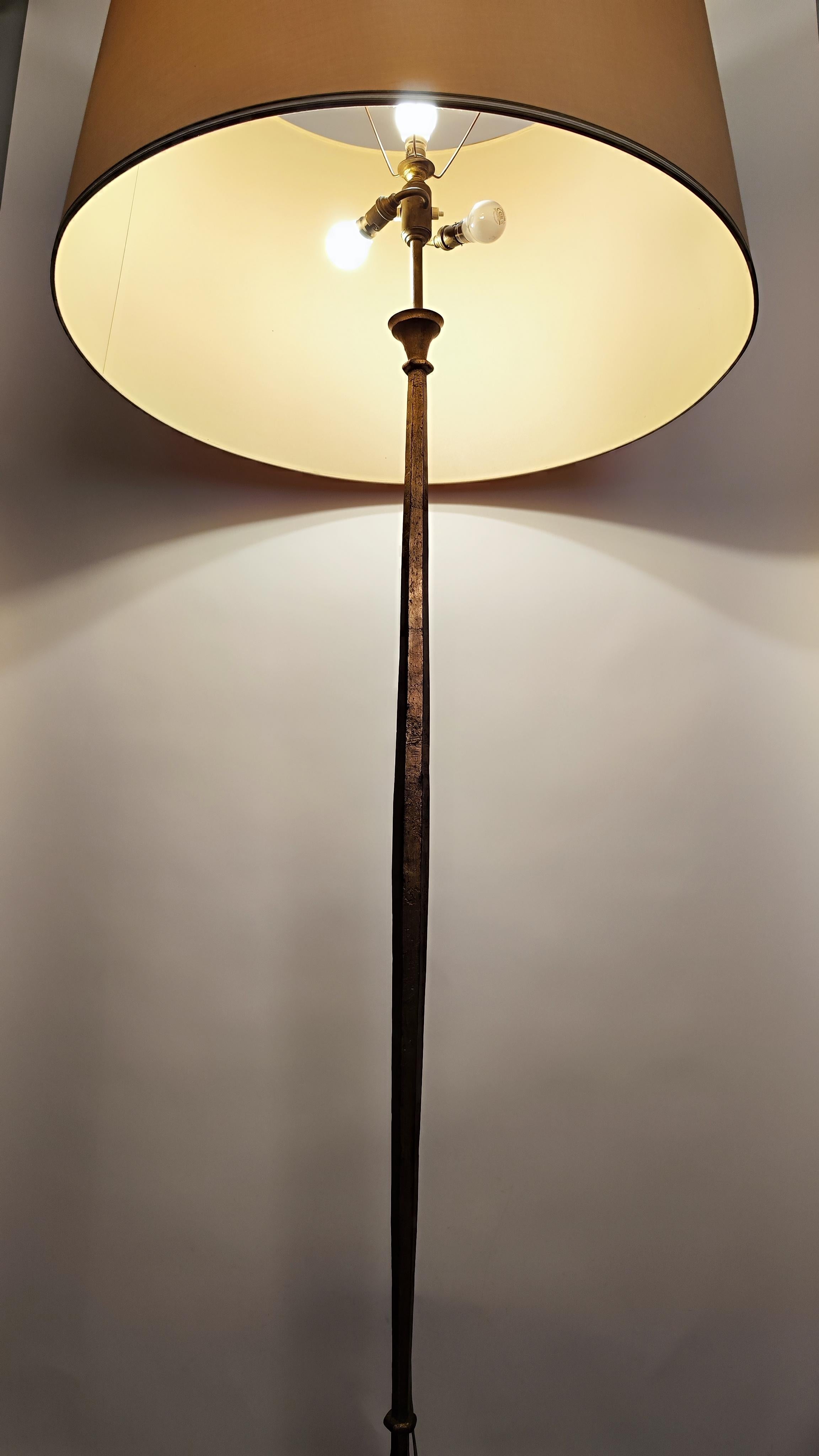 Mid-century gilded iron floor lamp, designed and manufactured by Maison Ramsay, Paris, France, circa 1950-1960. 
.
The lines are very clean and precise ; the lamp is made of gilded beaten iron.
.
The central shaft of the lamp has an exceptional