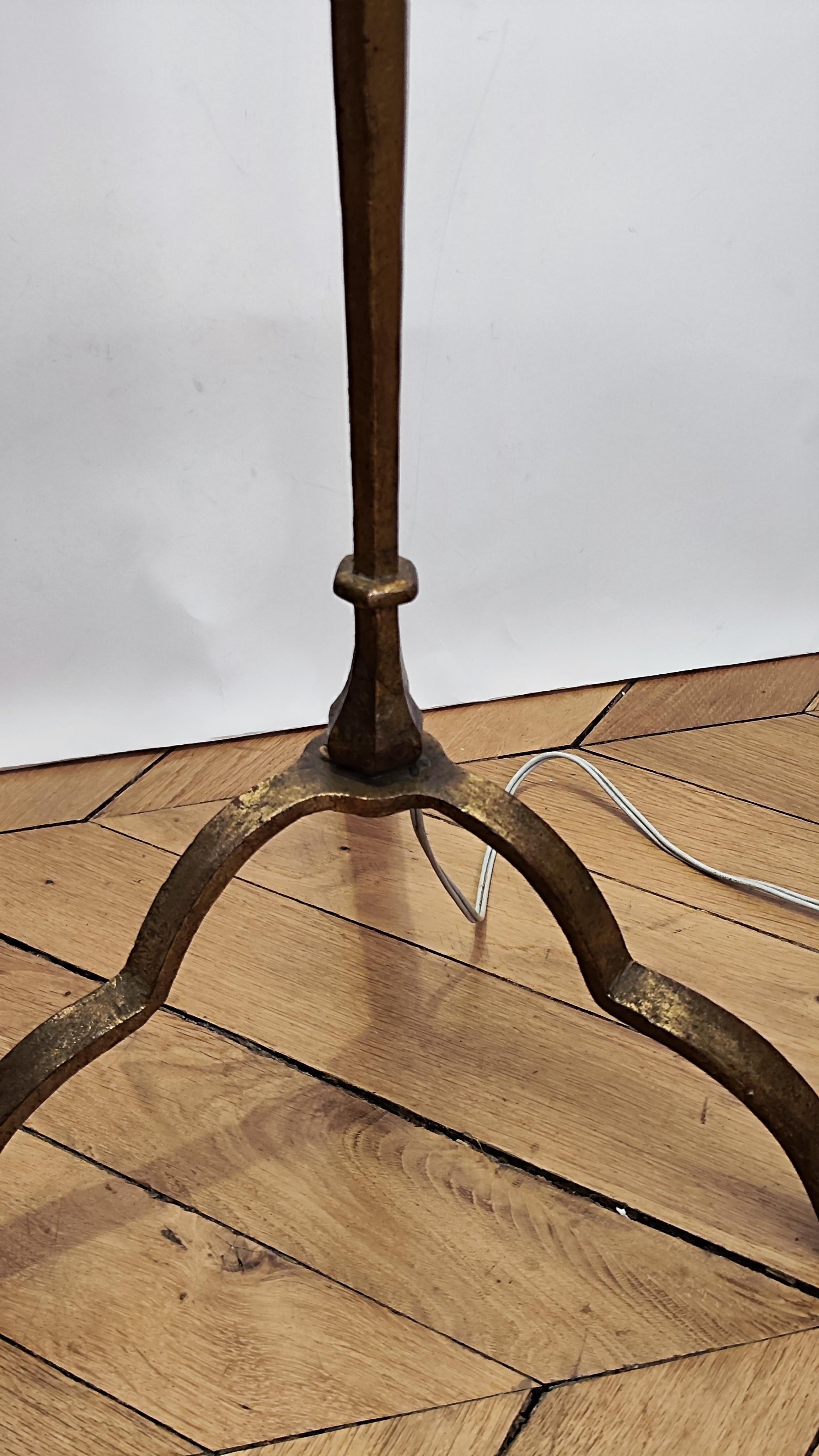Gilded iron floor lamp from Maison Ramsay - 50s/60s- France In Good Condition For Sale In Paris, FR