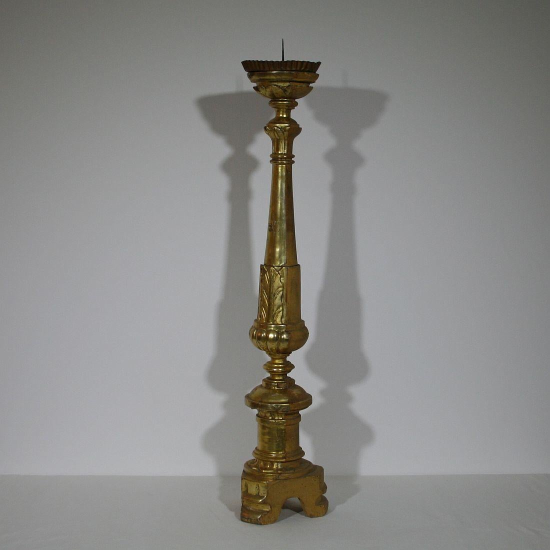 Gilded Italian 18th Century Neoclassical Wooden Candlestick In Good Condition In Buisson, FR