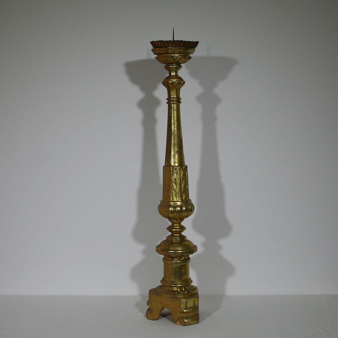 Vergoldeter italienischer neoklassizistischer Holzkerzenständer aus dem 18. Jahrhundert im Zustand „Gut“ in Buisson, FR