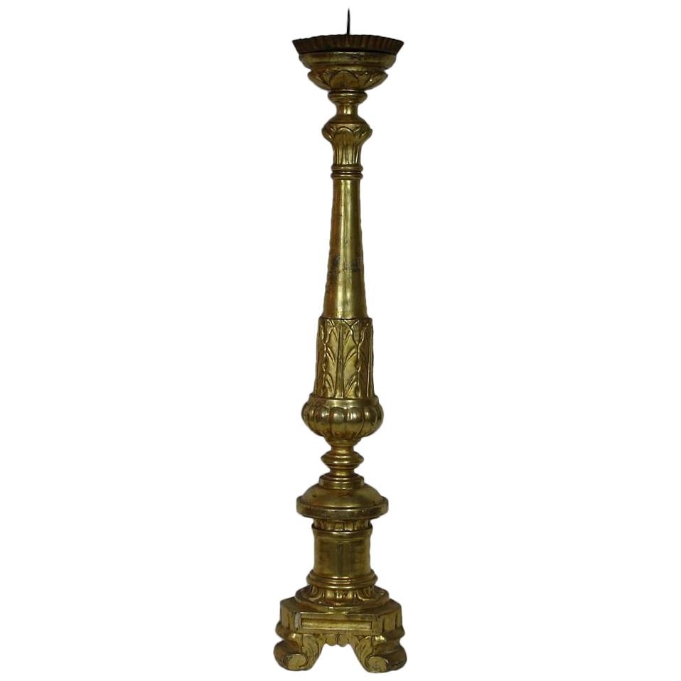 Vergoldeter italienischer neoklassizistischer Holzkerzenständer aus dem 18. Jahrhundert