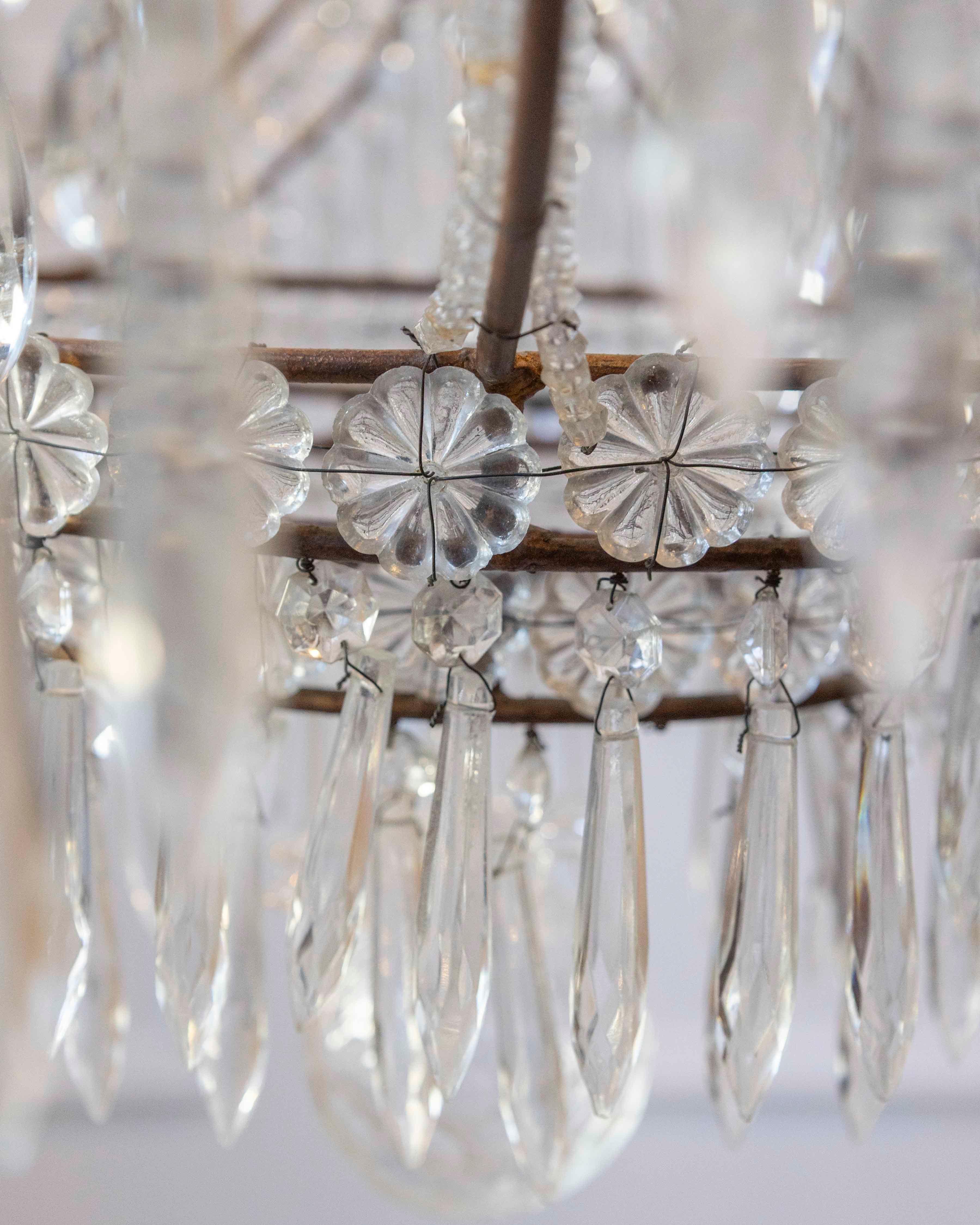 Araña italiana dorada de cesta con gotas de cristal y vidrio, c.1900 en venta 7
