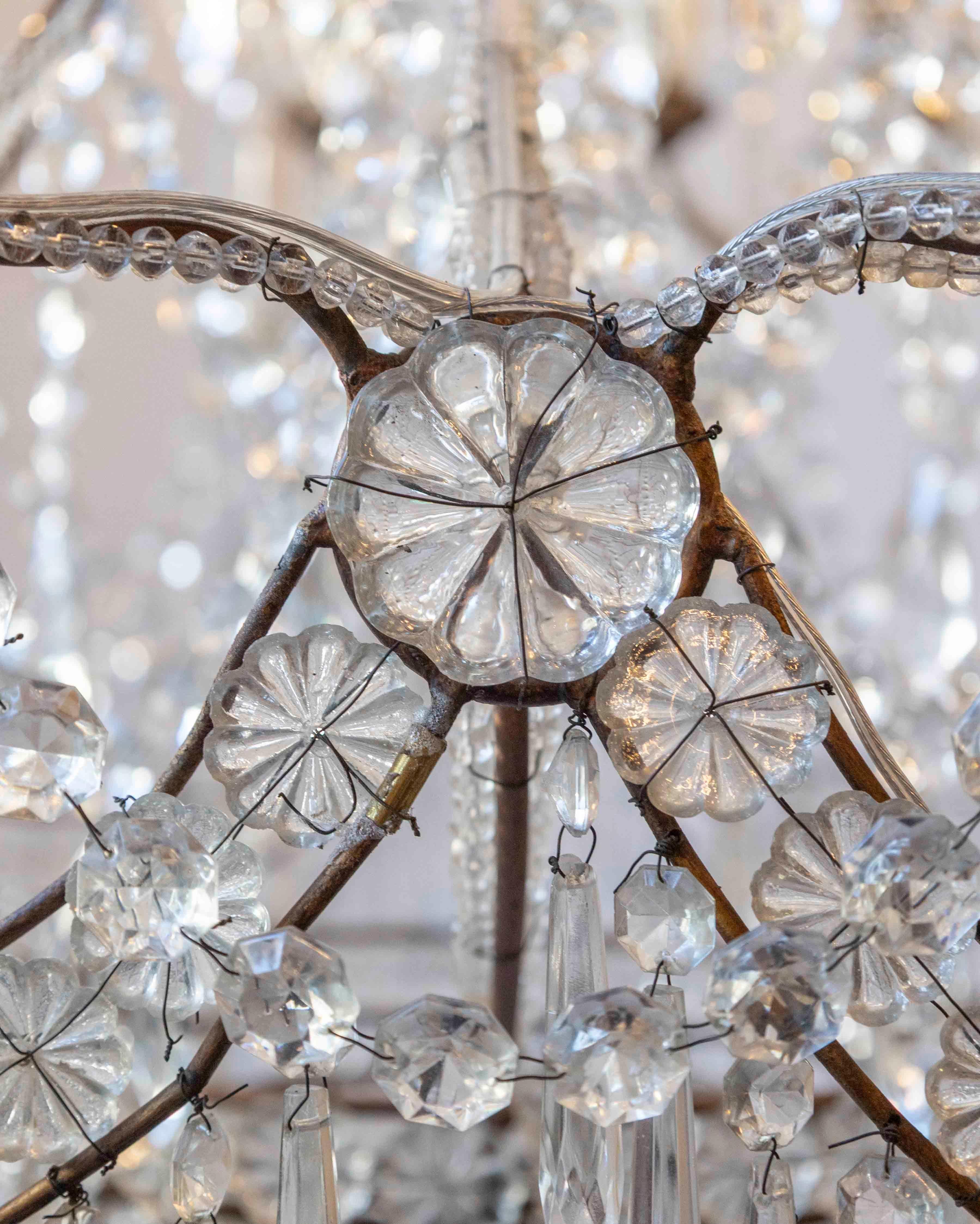 Araña italiana dorada de cesta con gotas de cristal y vidrio, c.1900 en venta 8