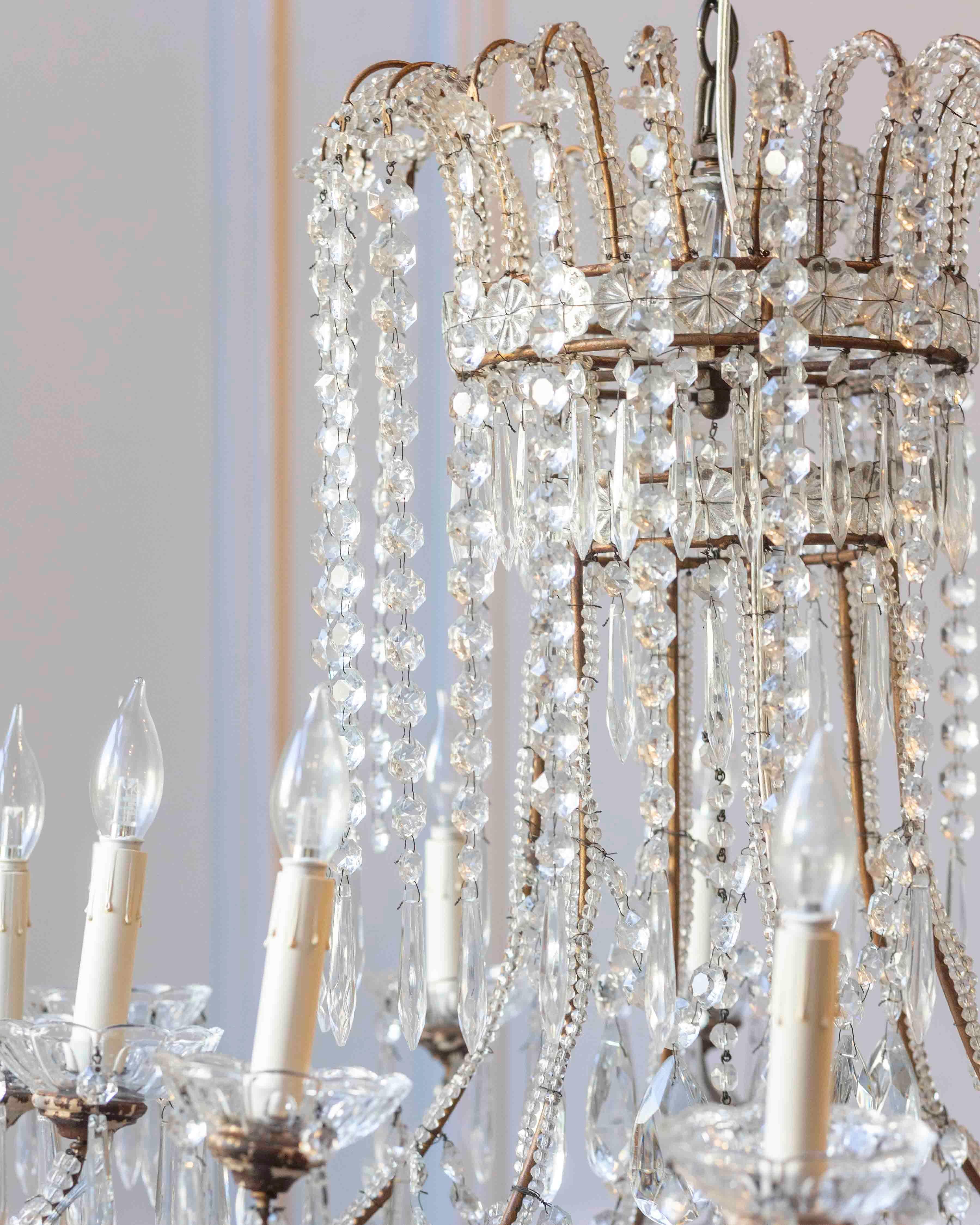 Araña italiana dorada de cesta con gotas de cristal y vidrio, c.1900 en venta 9