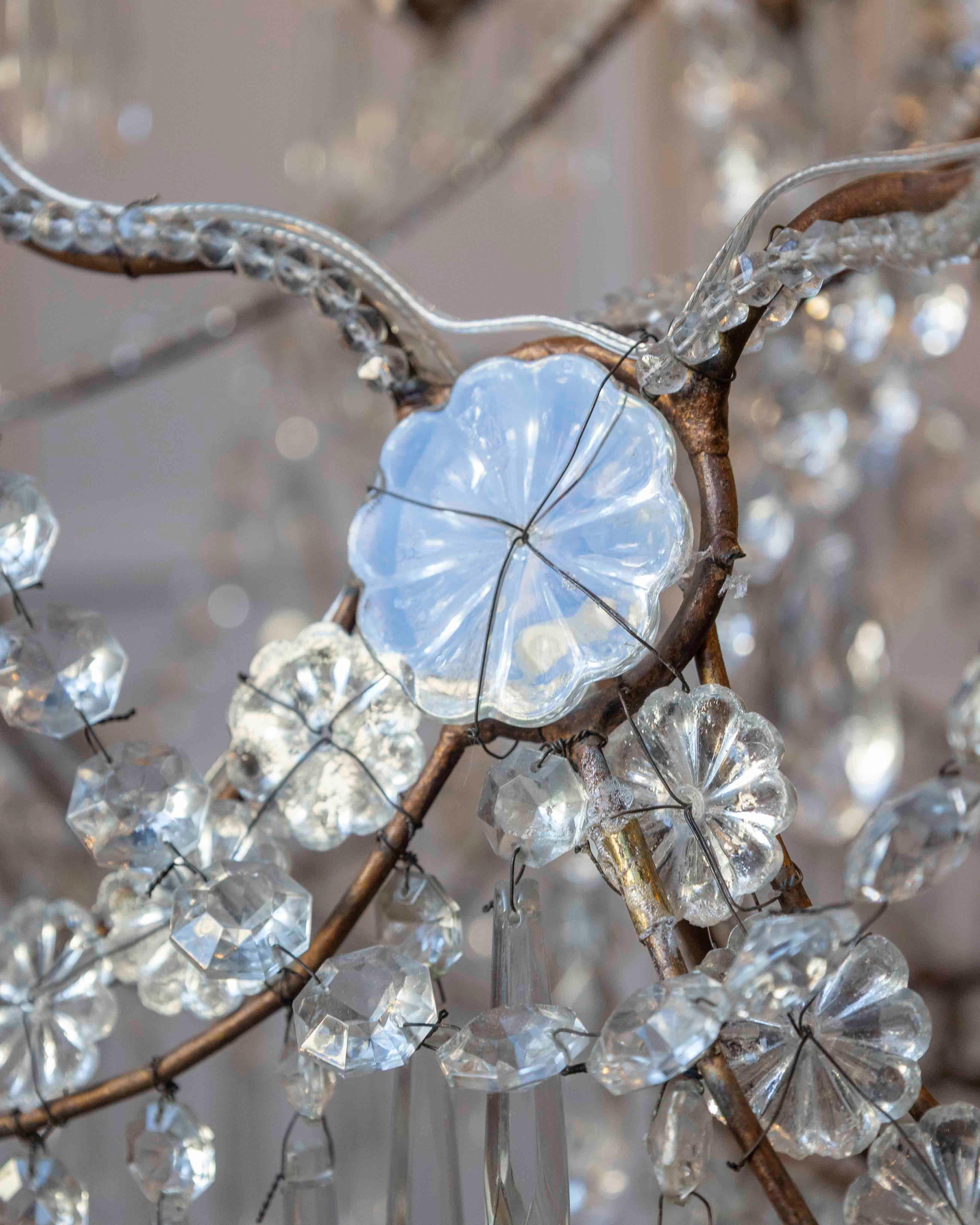 Araña italiana dorada de cesta con gotas de cristal y vidrio, c.1900 en venta 1