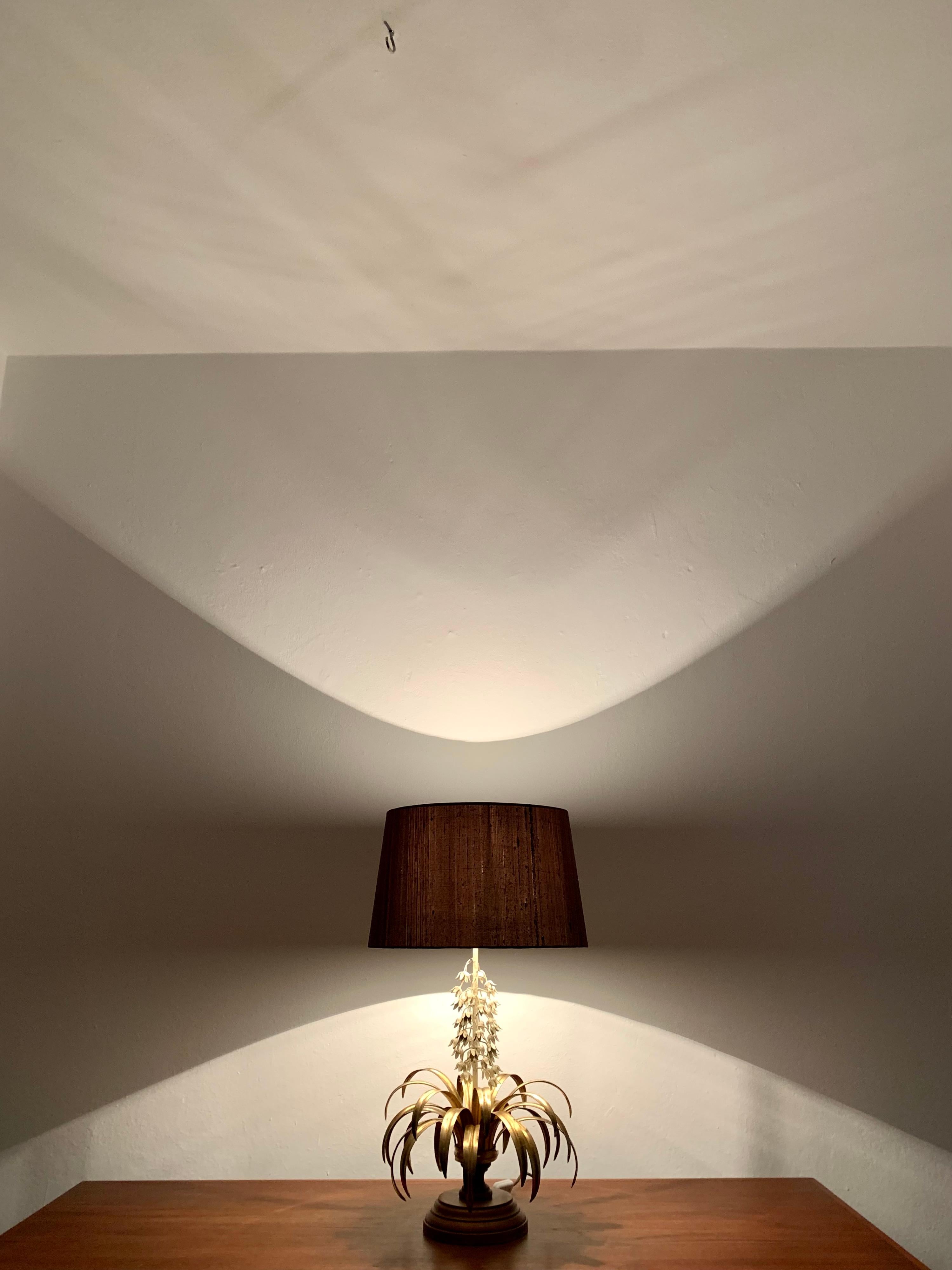 Lampe de table dorée de style régence hollywoodienne par Hans Kögl en vente 4