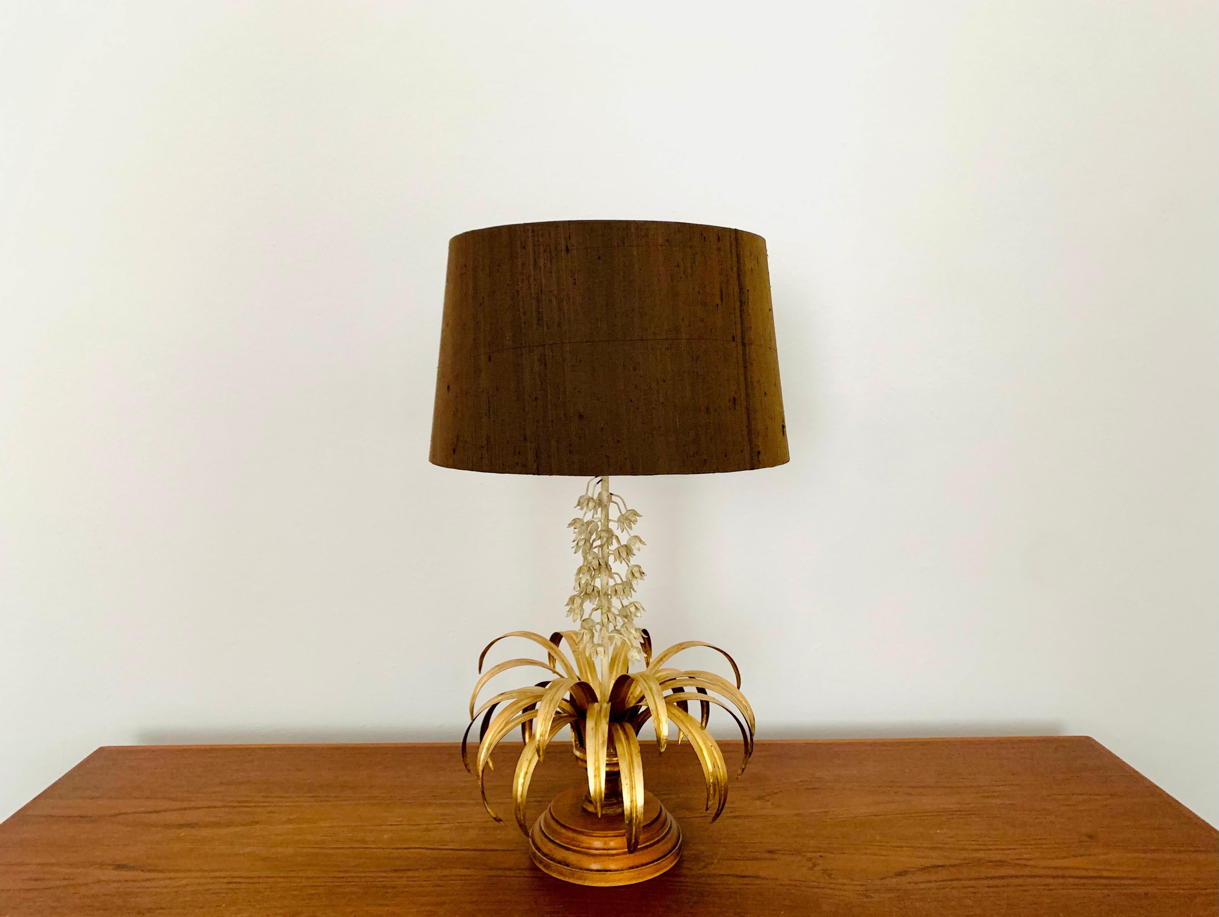 Très belle lampe de table dorée de Hans Kögl datant des années 1970.
Un design remarquable et une fabrication de haute qualité.
Une merveilleuse lumière se dégage.

Condit :

Très bon état vintage avec de légers signes d'usure correspondant à