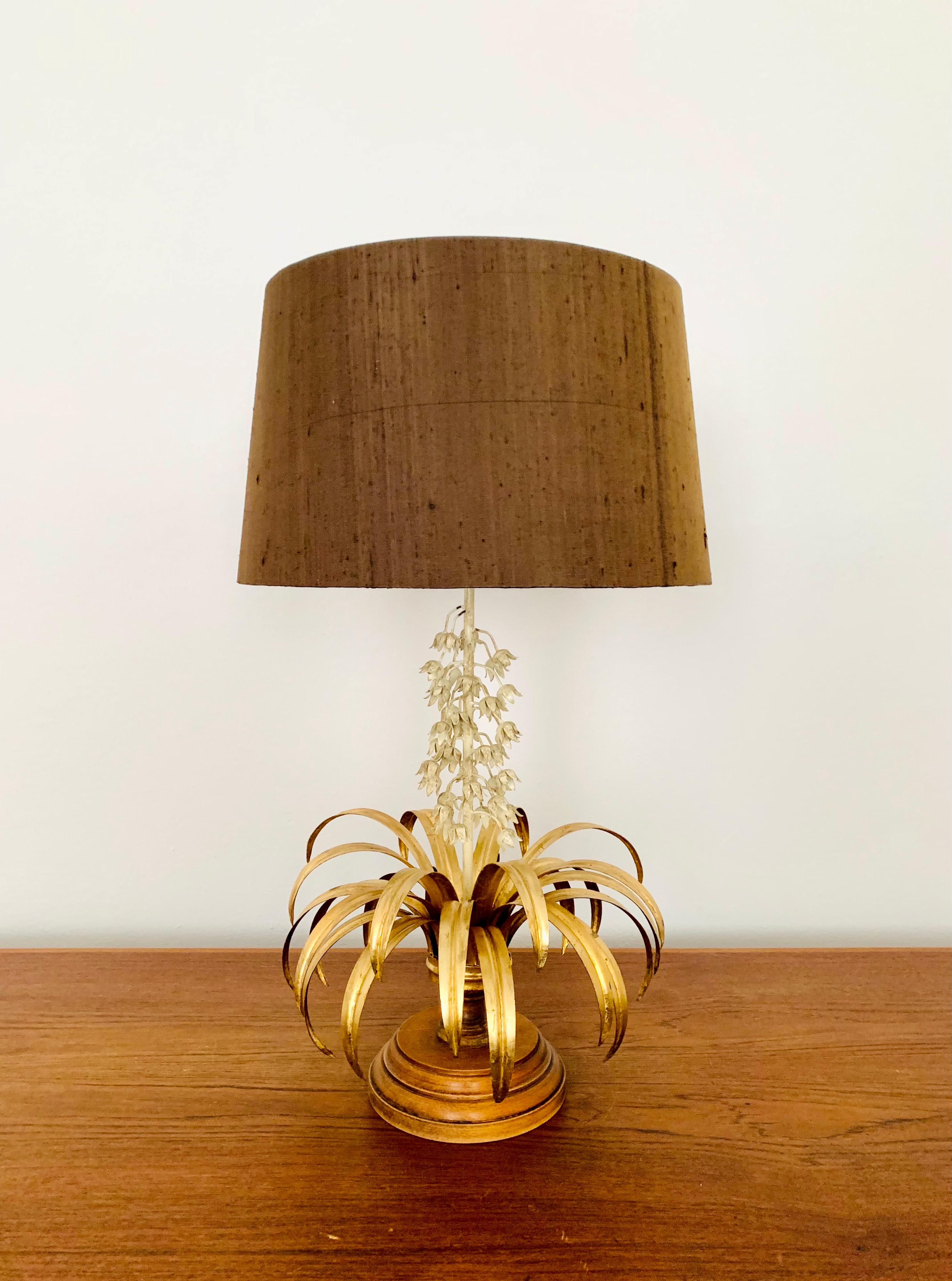 Hollywood Regency Lampe de table dorée de style régence hollywoodienne par Hans Kögl en vente