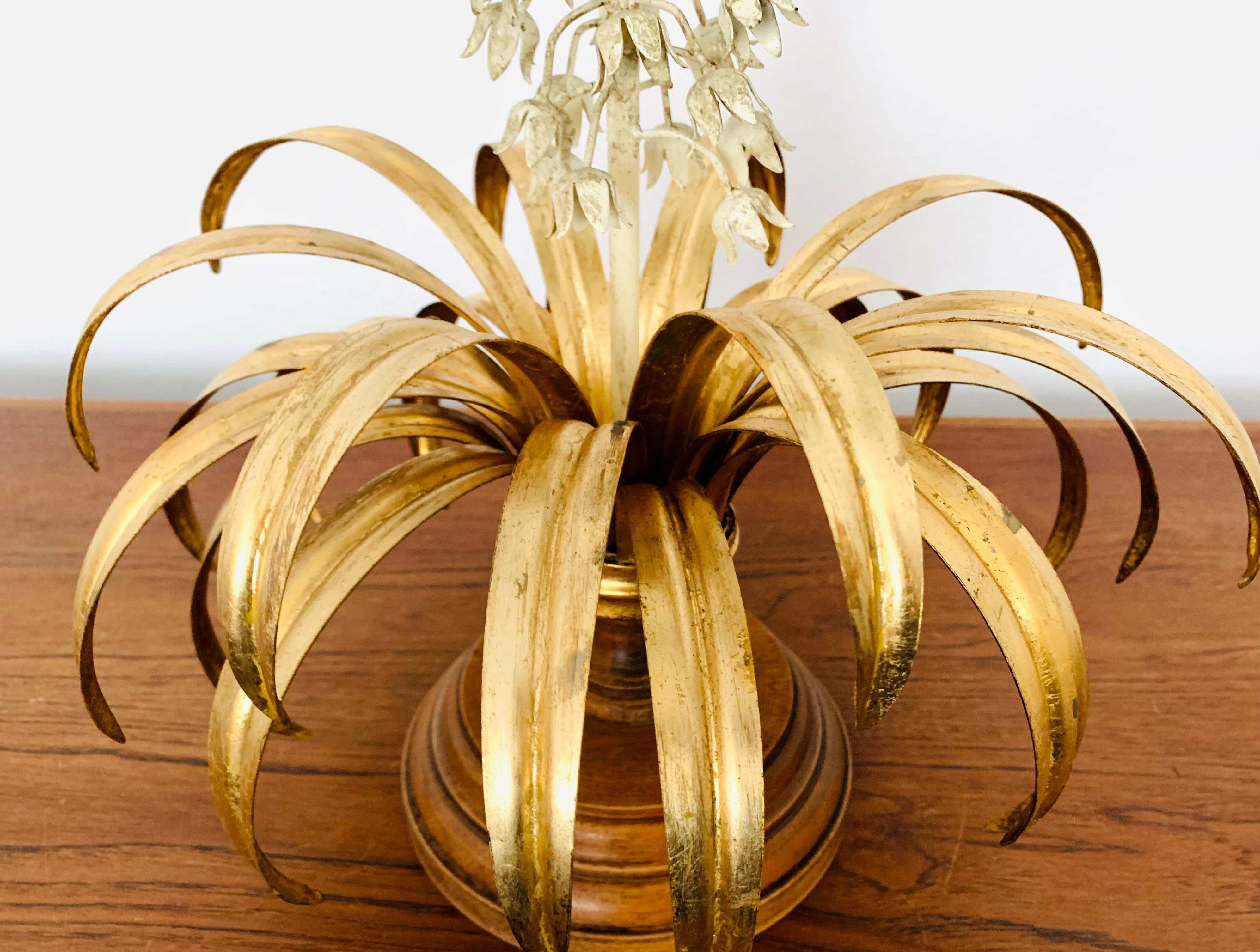 Métal Lampe de table dorée de style régence hollywoodienne par Hans Kögl en vente