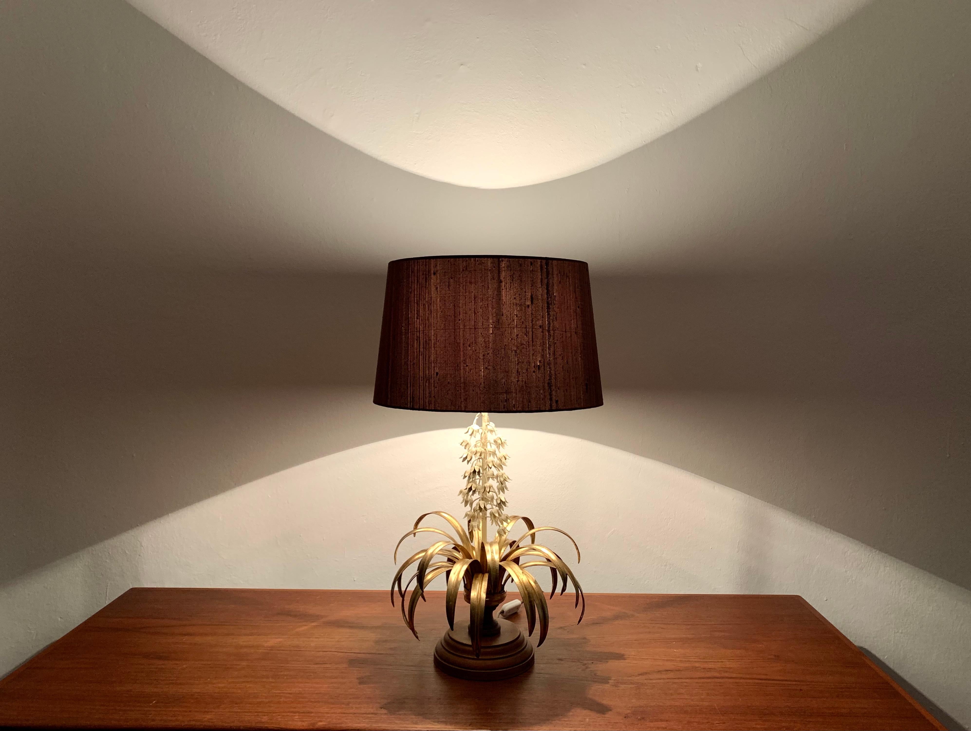 Lampe de table dorée de style régence hollywoodienne par Hans Kögl en vente 2