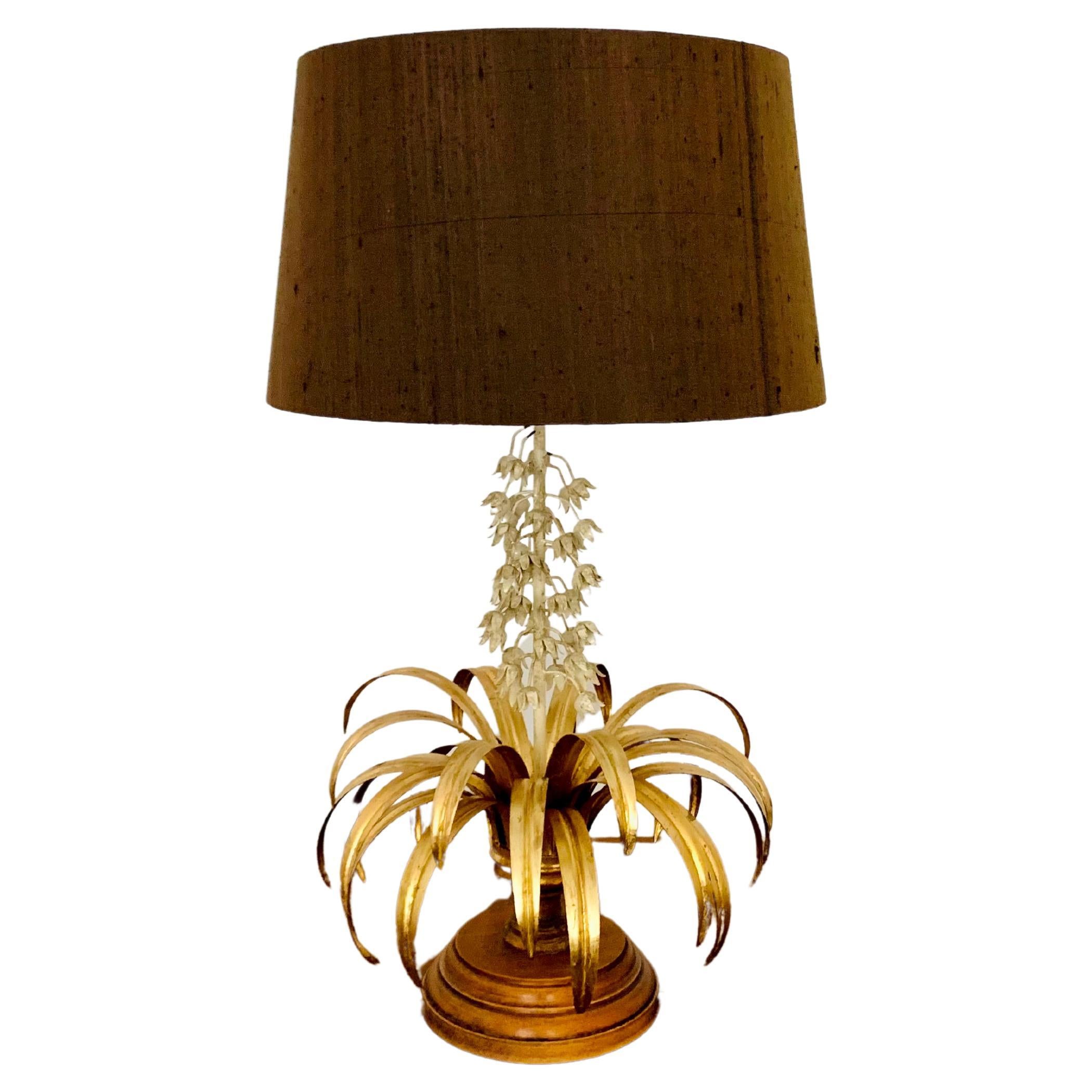 Lampe de table dorée de style régence hollywoodienne par Hans Kögl en vente