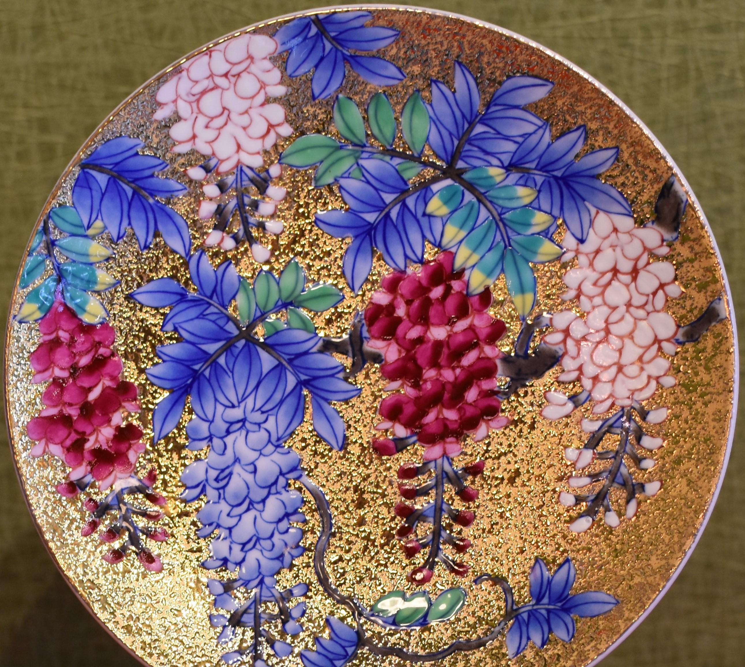 Gilded Red Blue Porcelain Cup and Saucer by Japanese Master Artist In New Condition In Takarazuka, JP