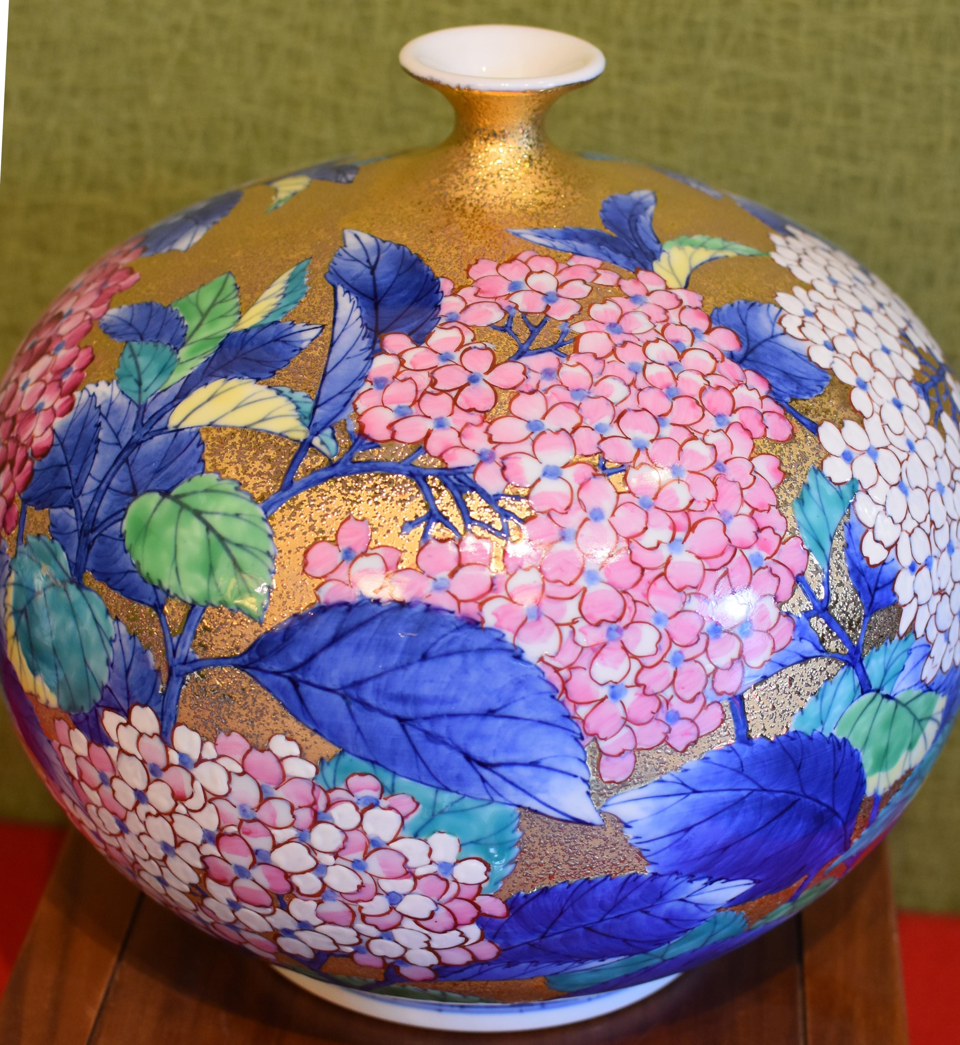 Gilt Gilded Japanese Hand-Painted Imari Porcelain Vase by Contemporary Master Artist