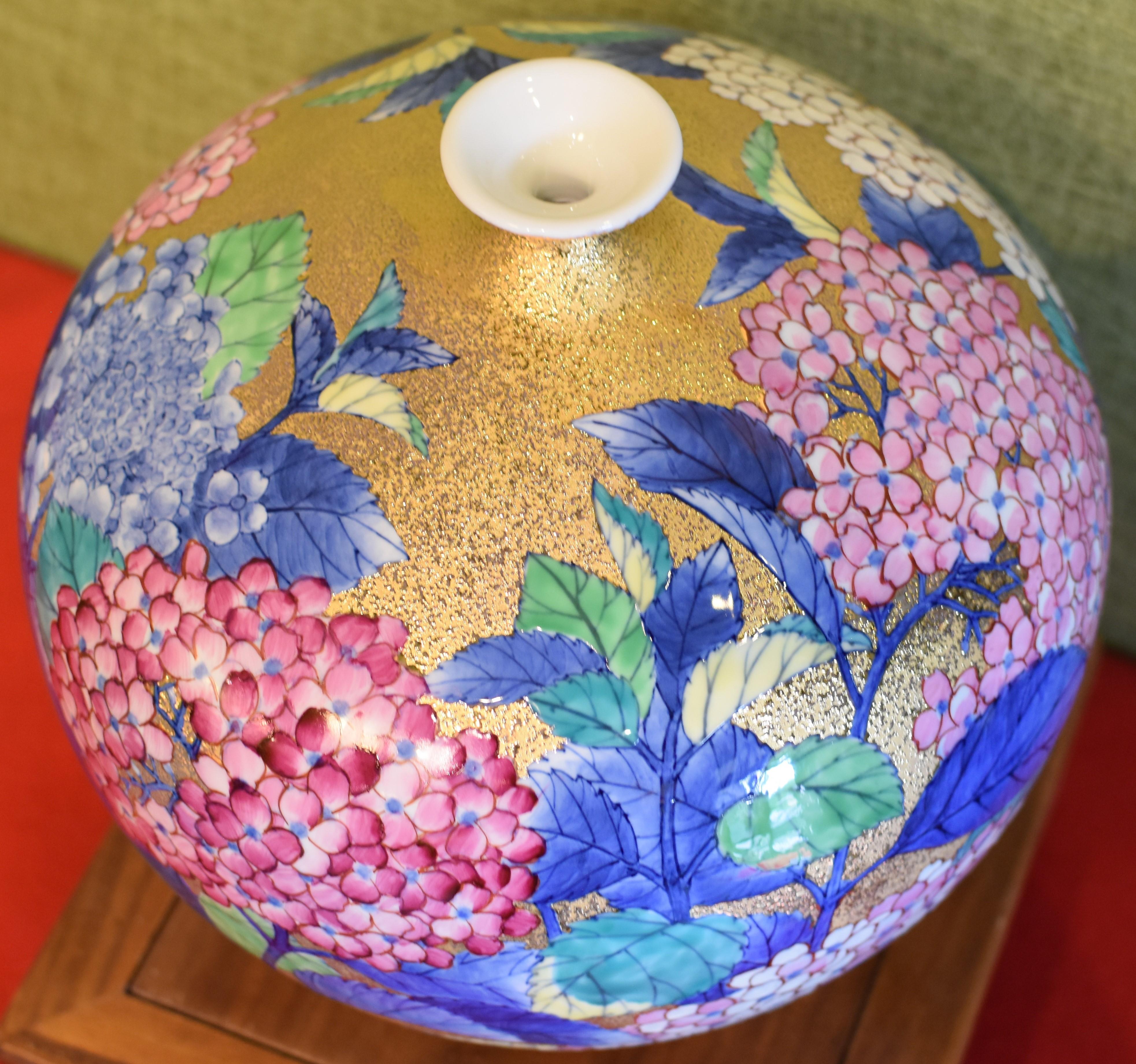 Gilded Japanese Hand-Painted Imari Porcelain Vase by Contemporary Master Artist In New Condition In Takarazuka, JP