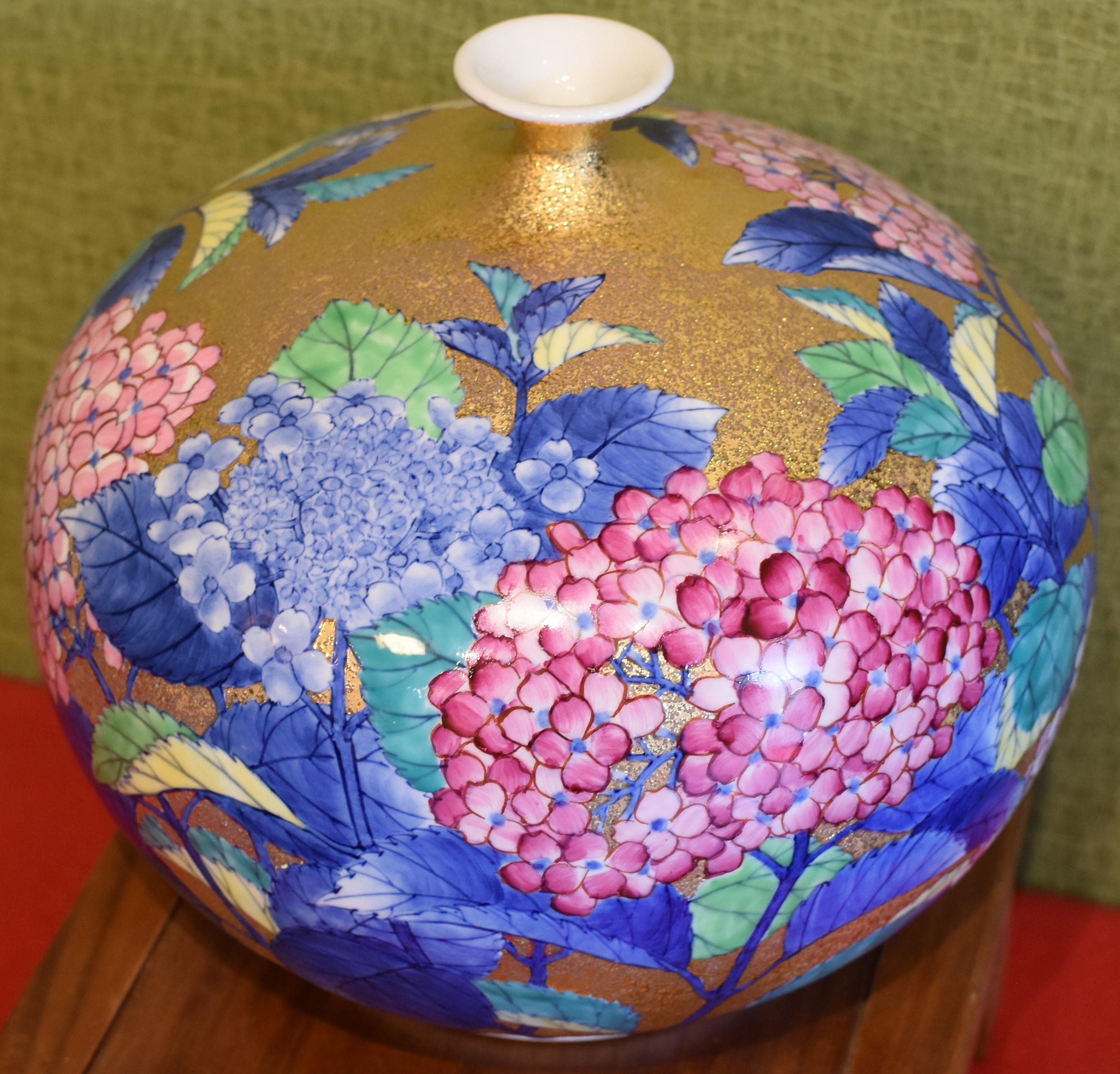 Gilded Japanese Hand-Painted Imari Porcelain Vase by Contemporary Master Artist 4