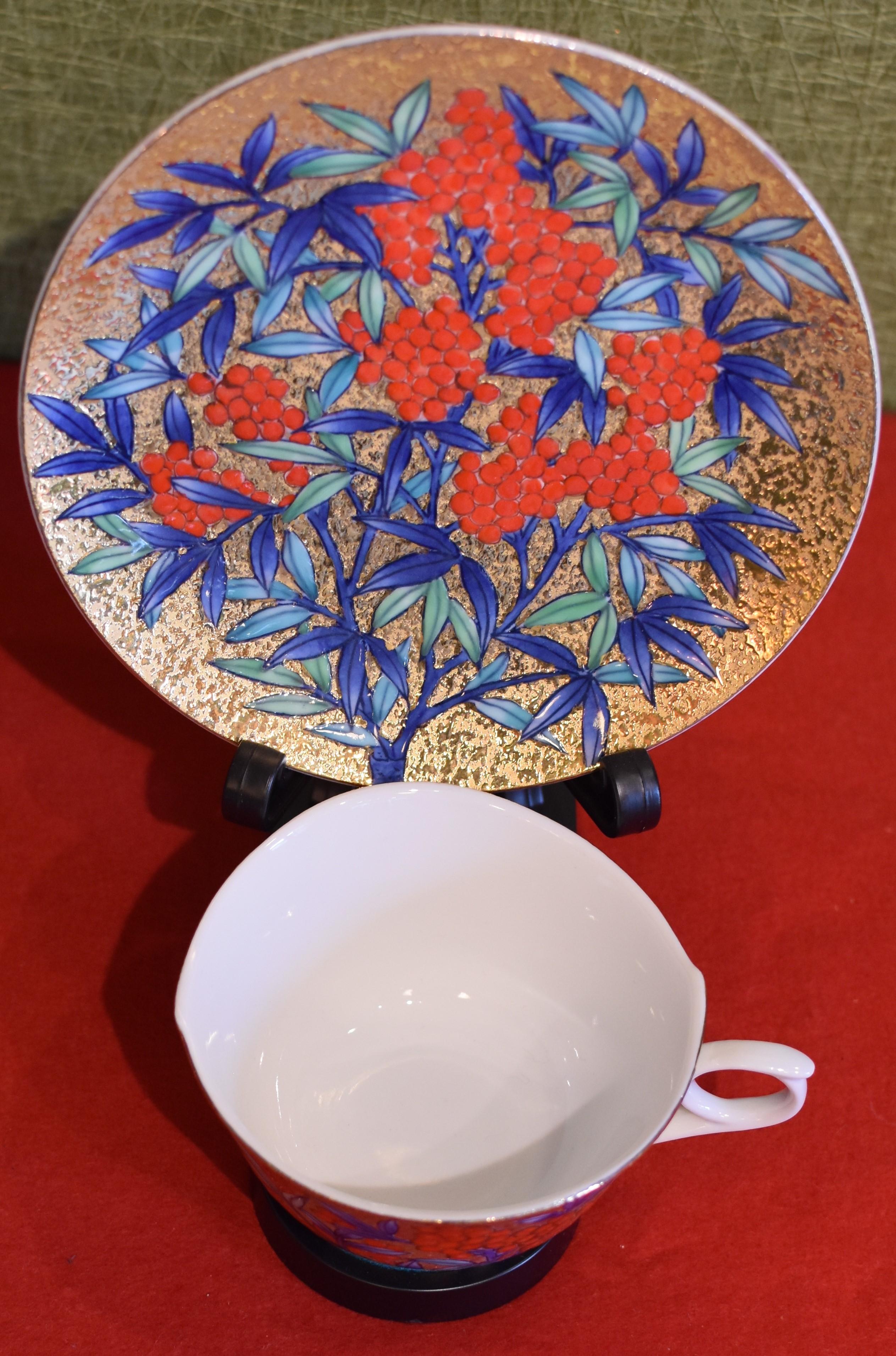 Gilded Japanese red Blue Porcelain Cup and Saucer by Master Artist In New Condition In Takarazuka, JP