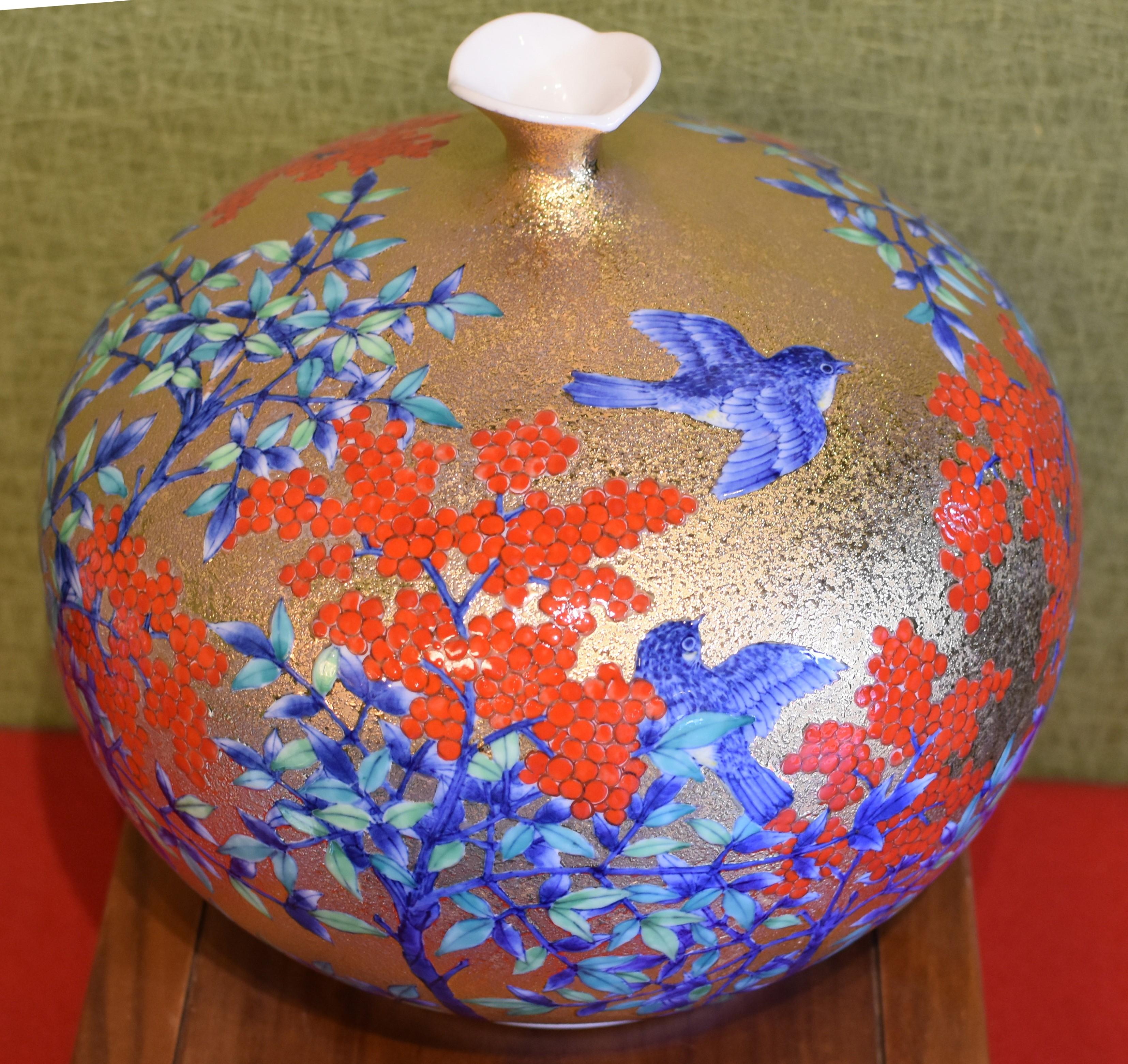 Japanese Contemporary Imari Gilded Porcelain Vase by Master Artist In New Condition In Takarazuka, JP
