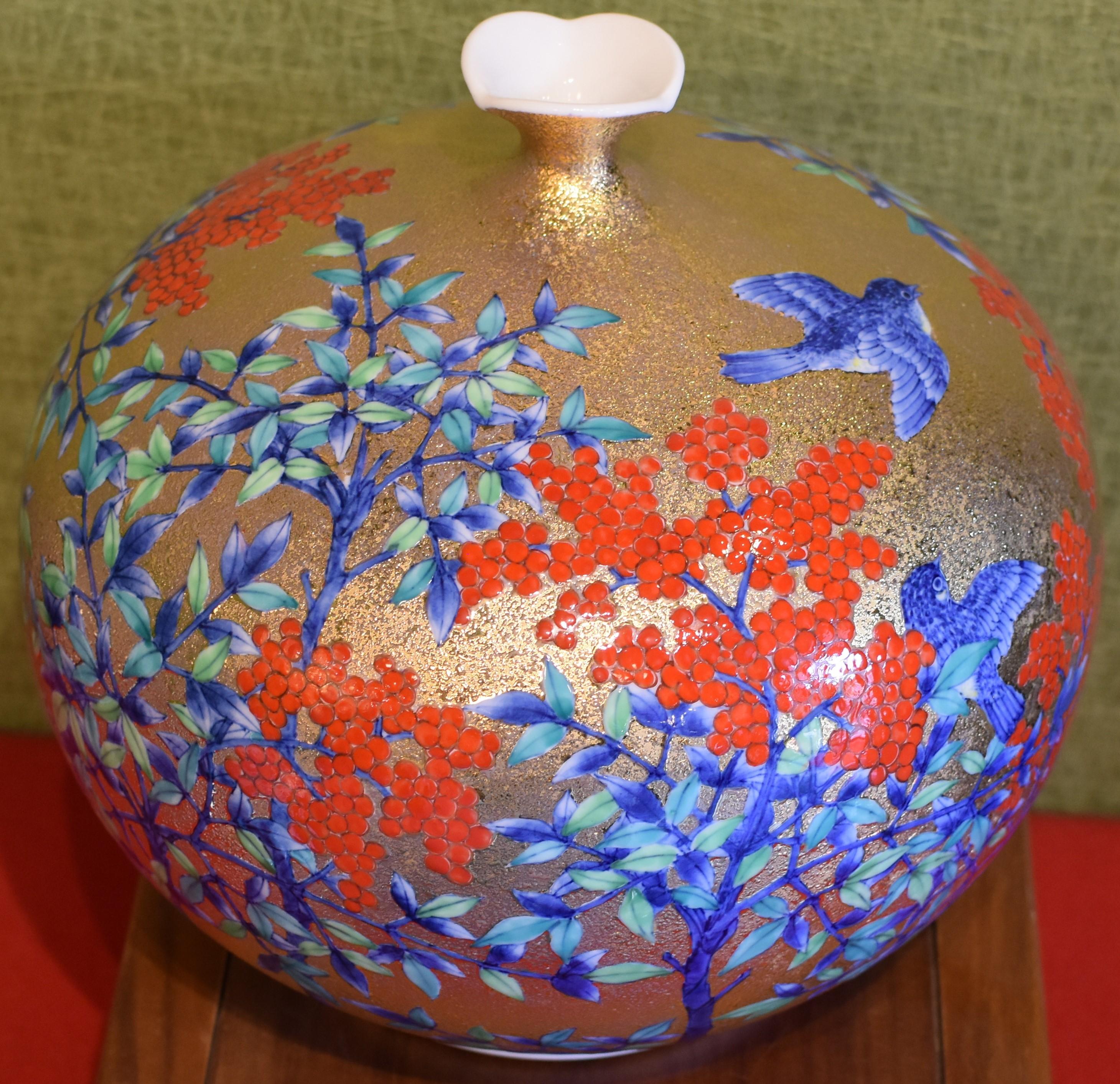 Japanese Contemporary Imari Gilded Porcelain Vase by Master Artist 1