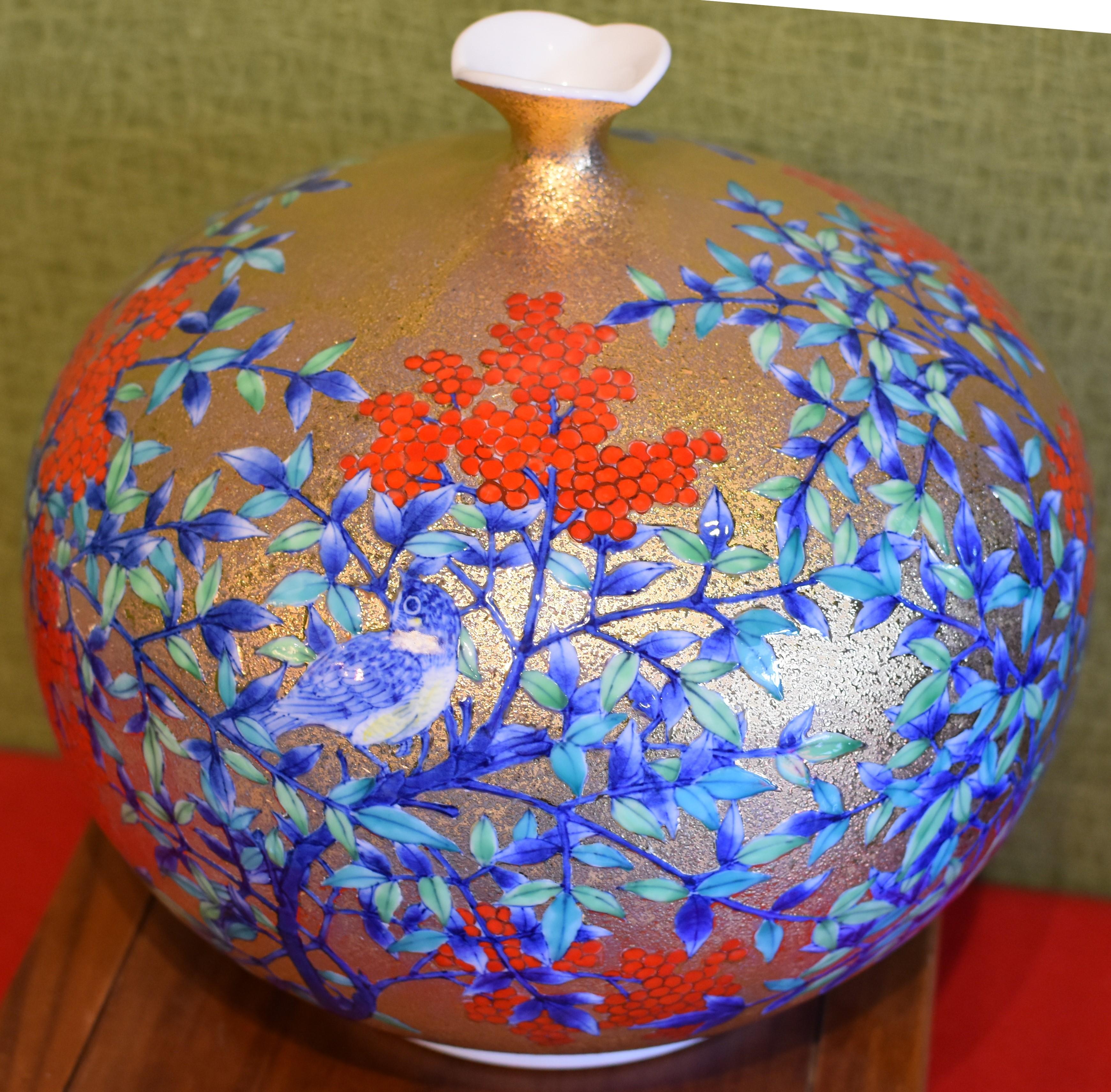Japanese Contemporary Imari Gilded Porcelain Vase by Master Artist 2