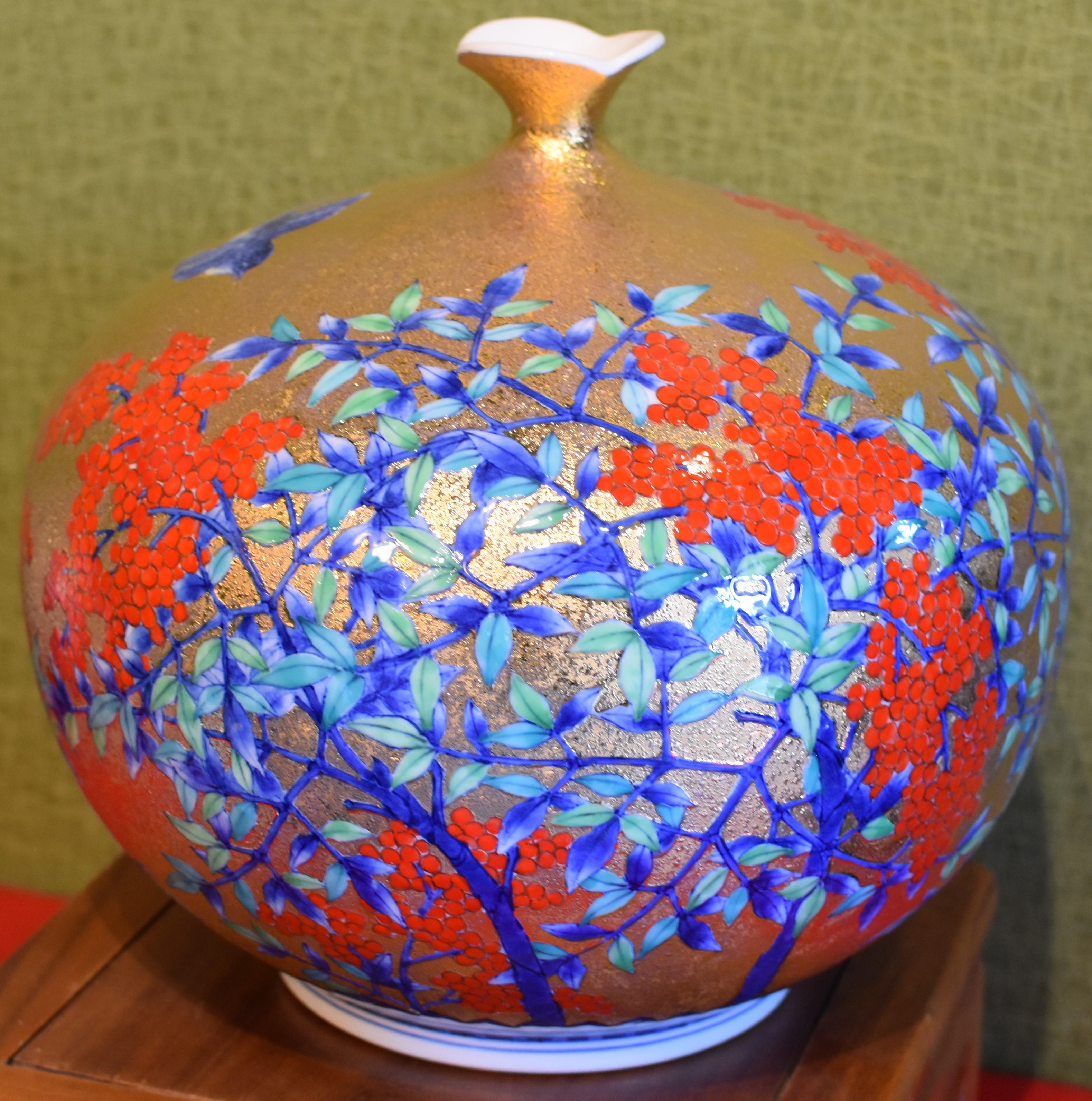Japanese Contemporary Imari Gilded Porcelain Vase by Master Artist 4