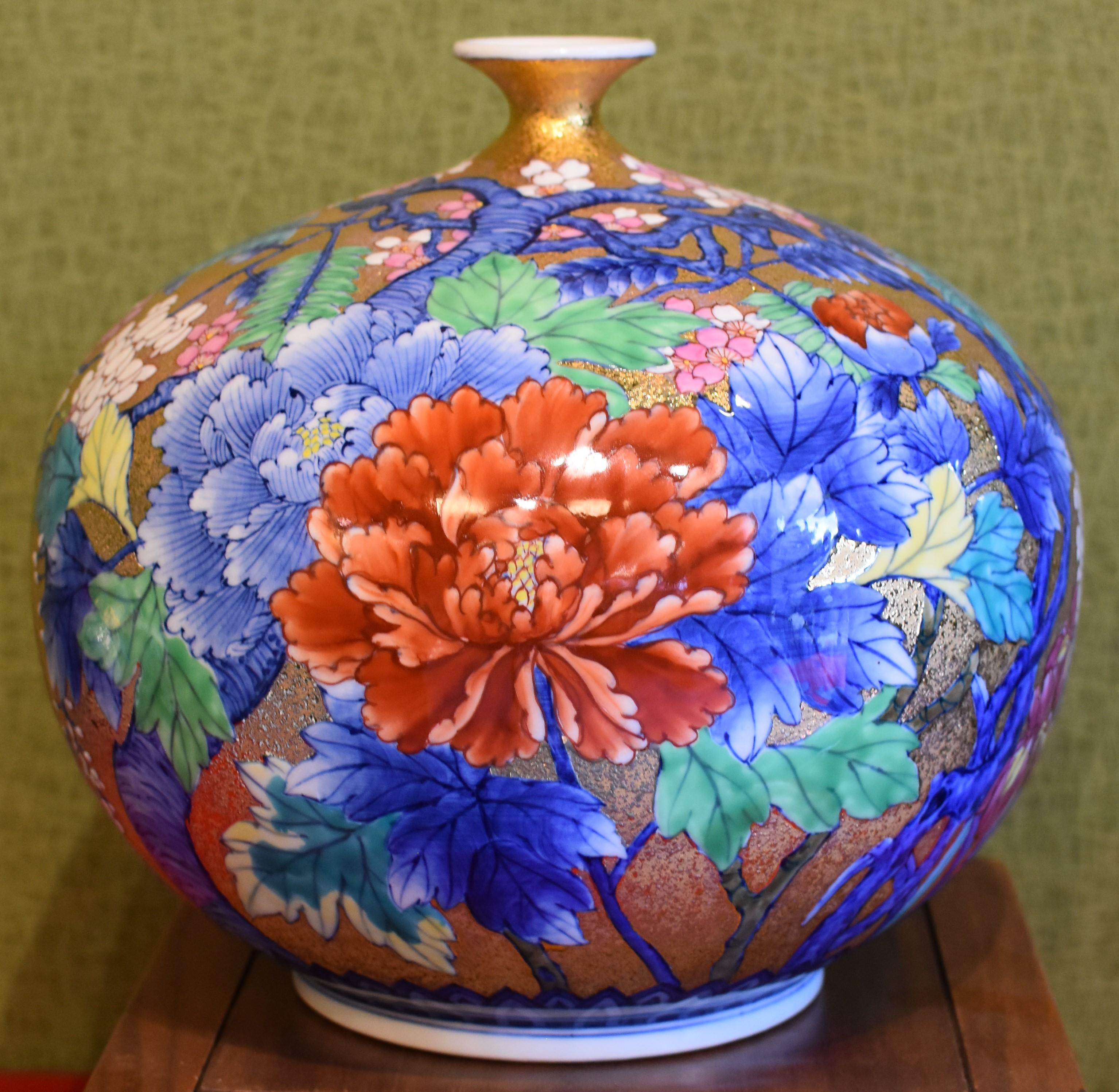Contemporary Japanese Red Blue Pink Porcelain Vase by Master Artist In New Condition In Takarazuka, JP